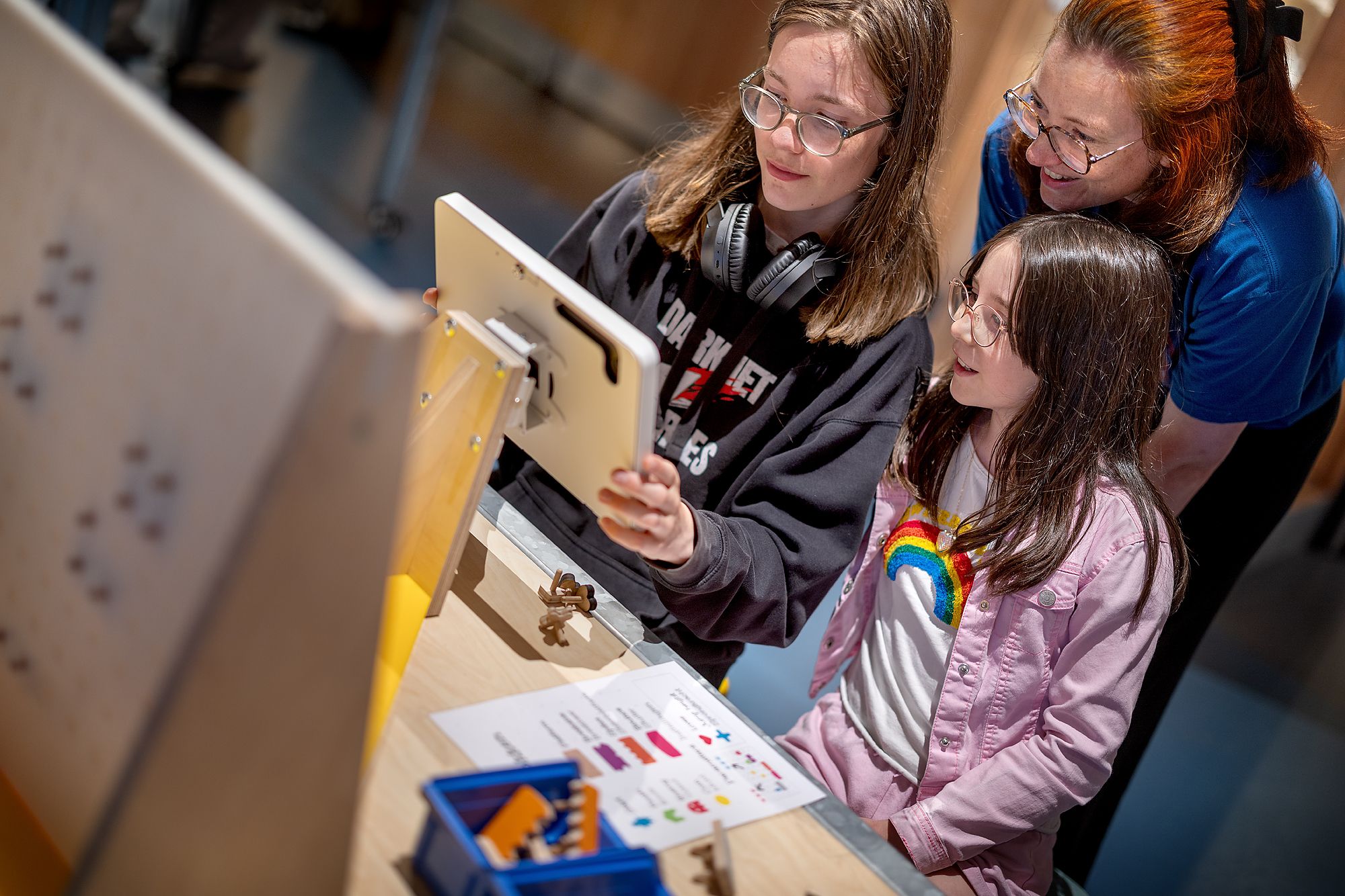 Een vrouw en kinderen aan de slag met een workshop.