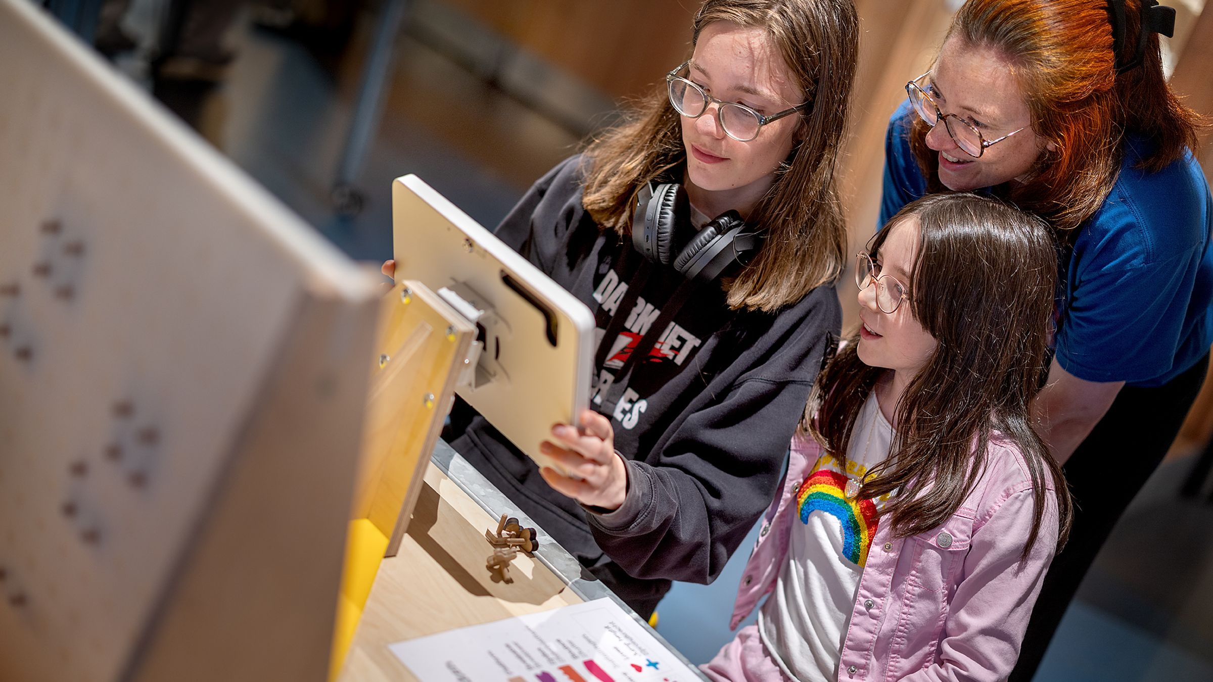 Een vrouw en kinderen aan de slag met een workshop.
