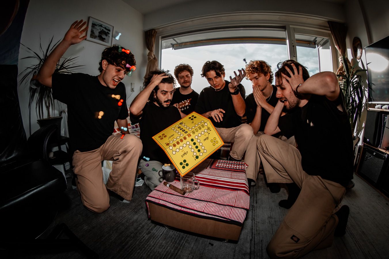 zes mannen die bord mens erger je niet omgooien