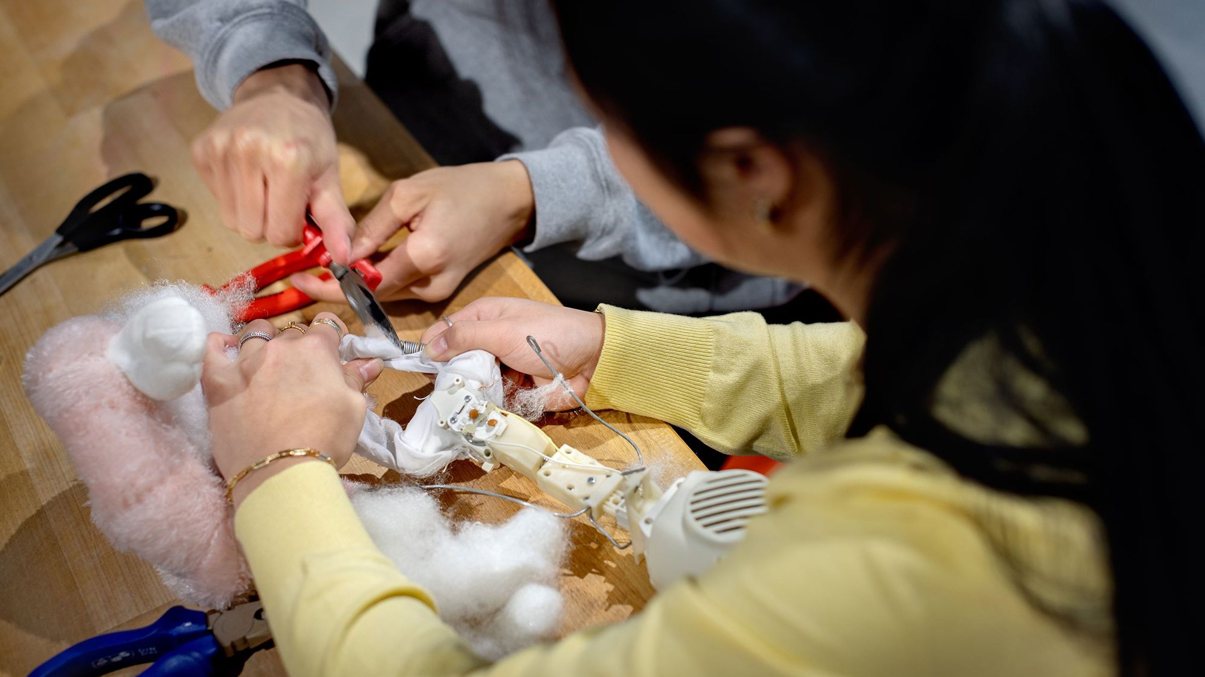 Twee kinderen halen een stuk speelgoed uit elkaar.