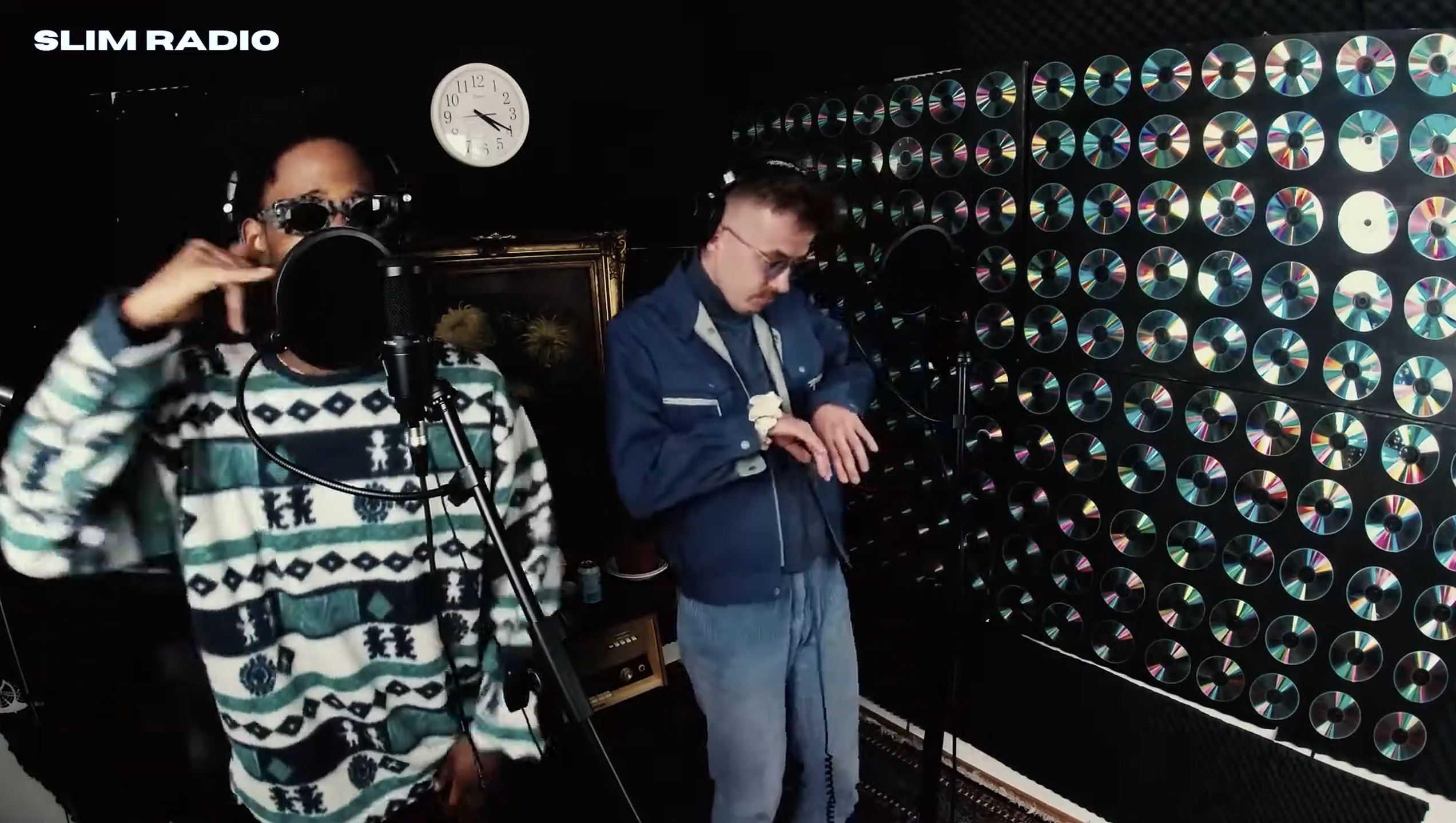 Twee mannen in een studio