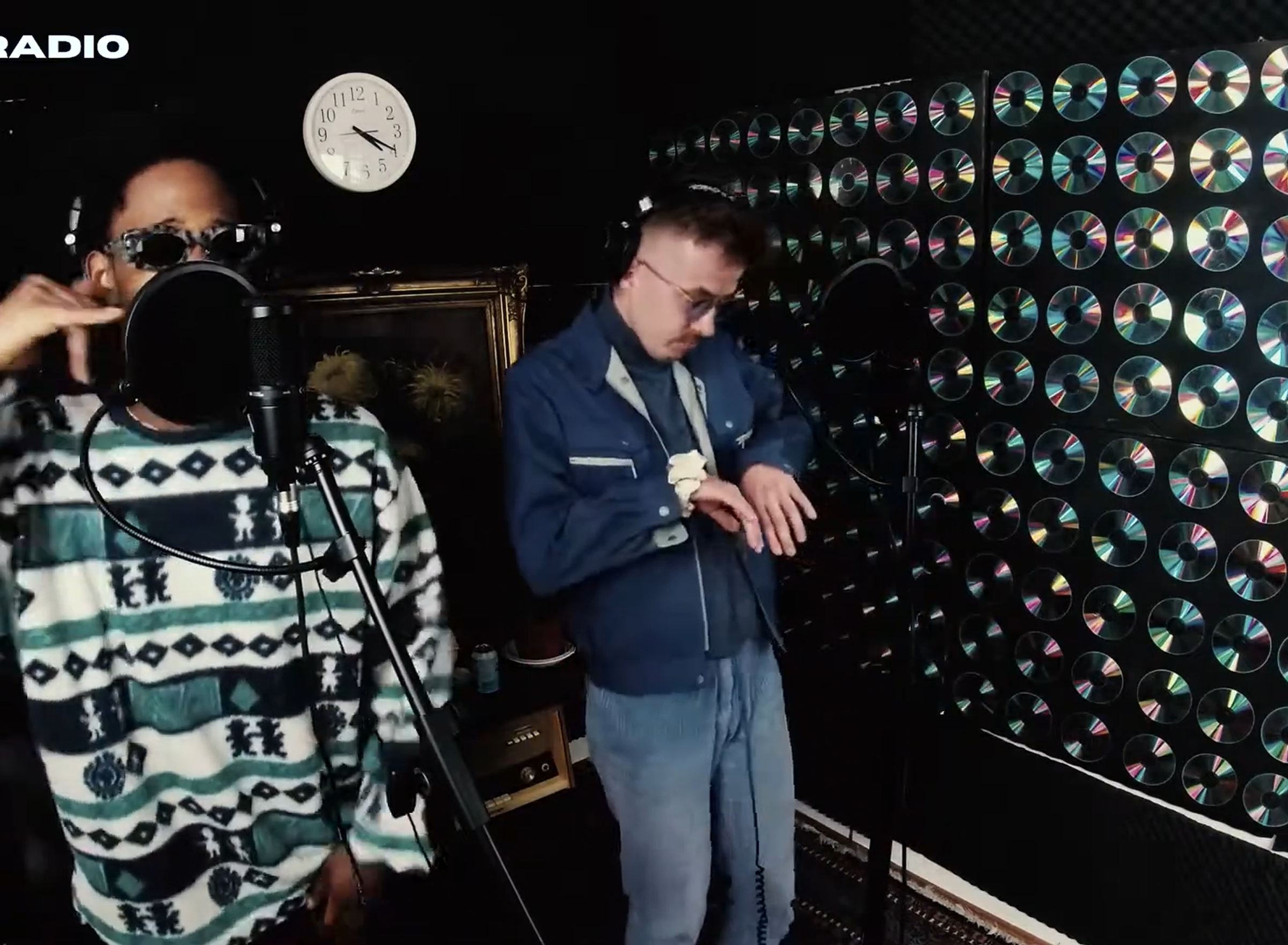 Twee mannen in een studio