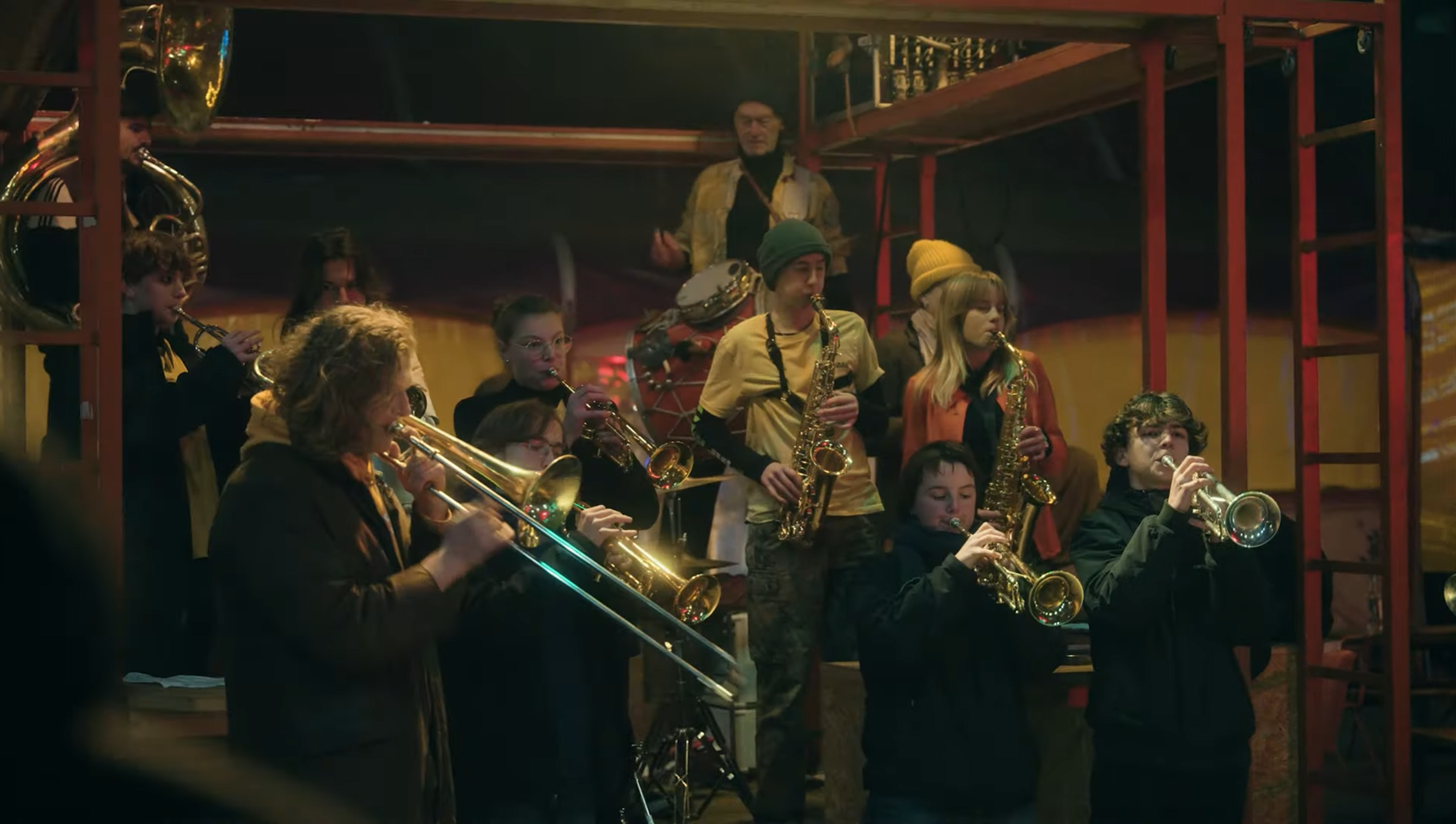 een band met blazers