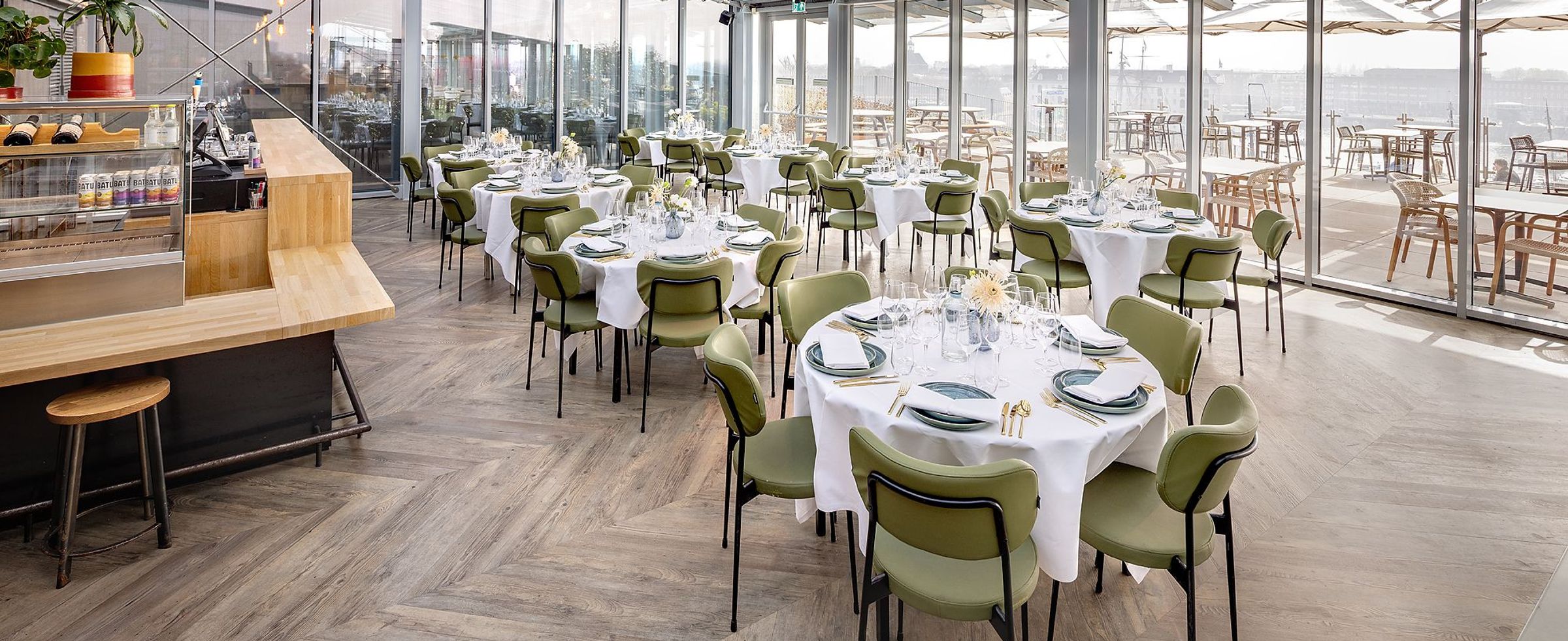 Een man staat voor een volle zaal mensen te spreken.