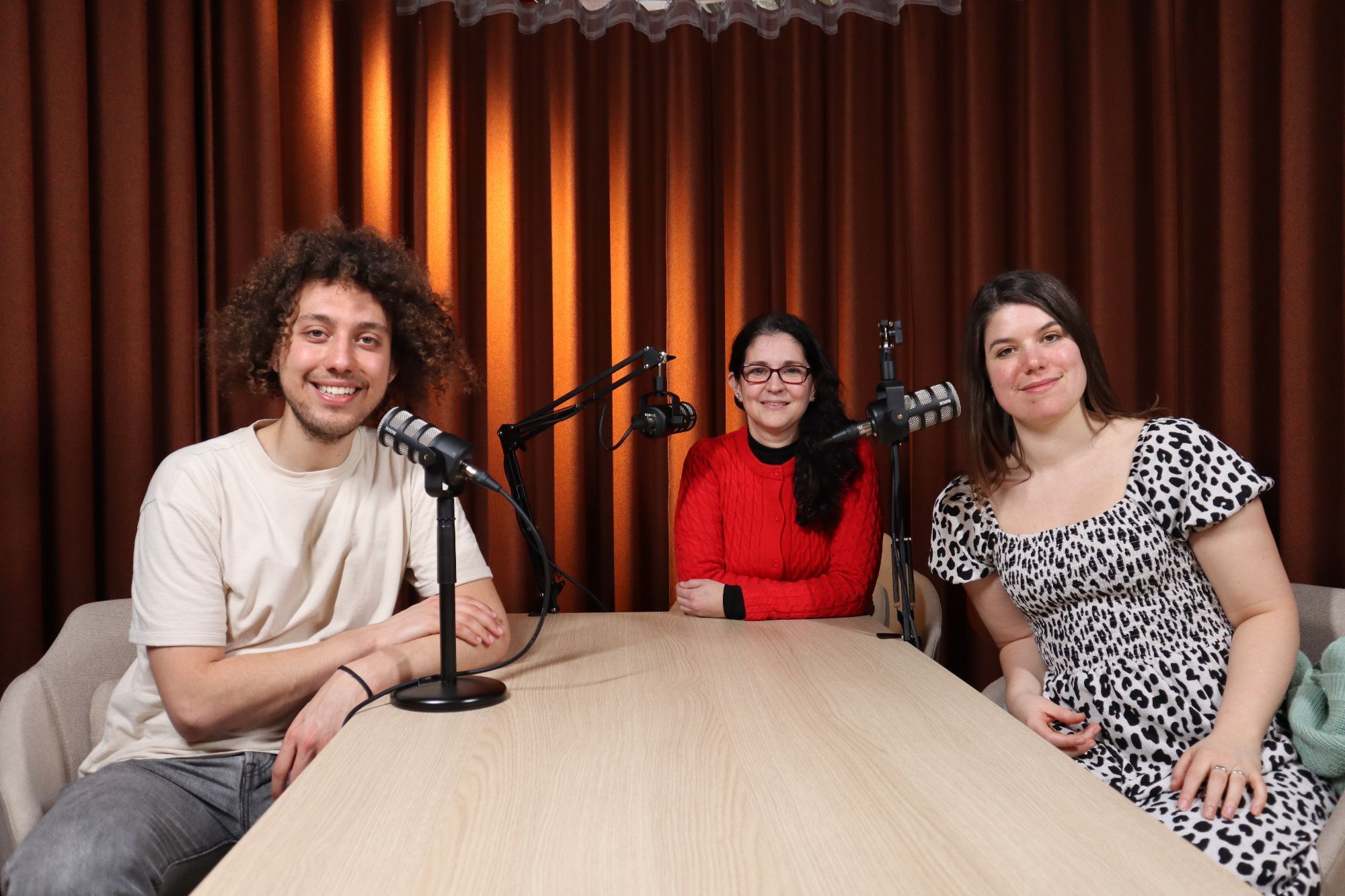 drie personen met microfoons