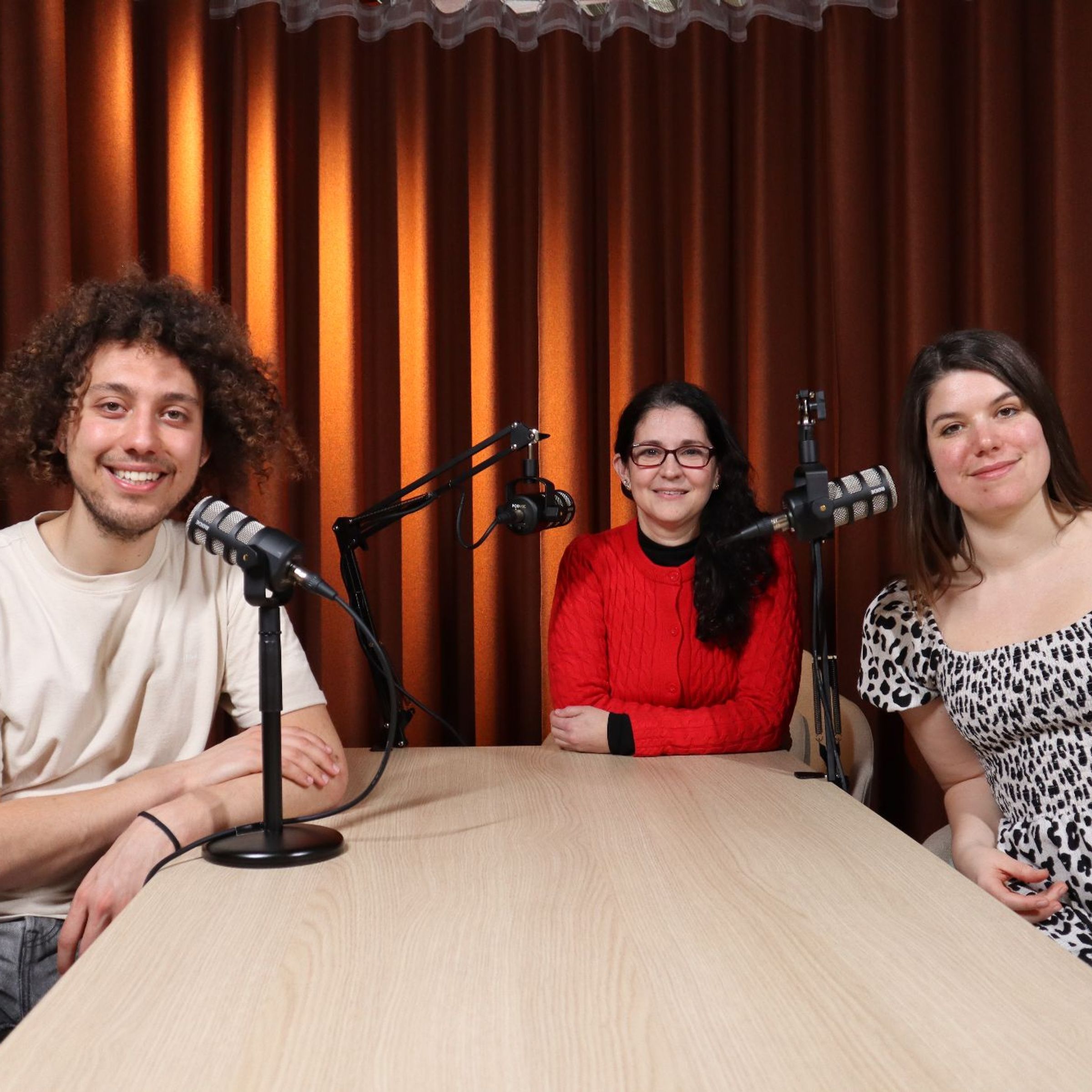 drie personen met microfoons