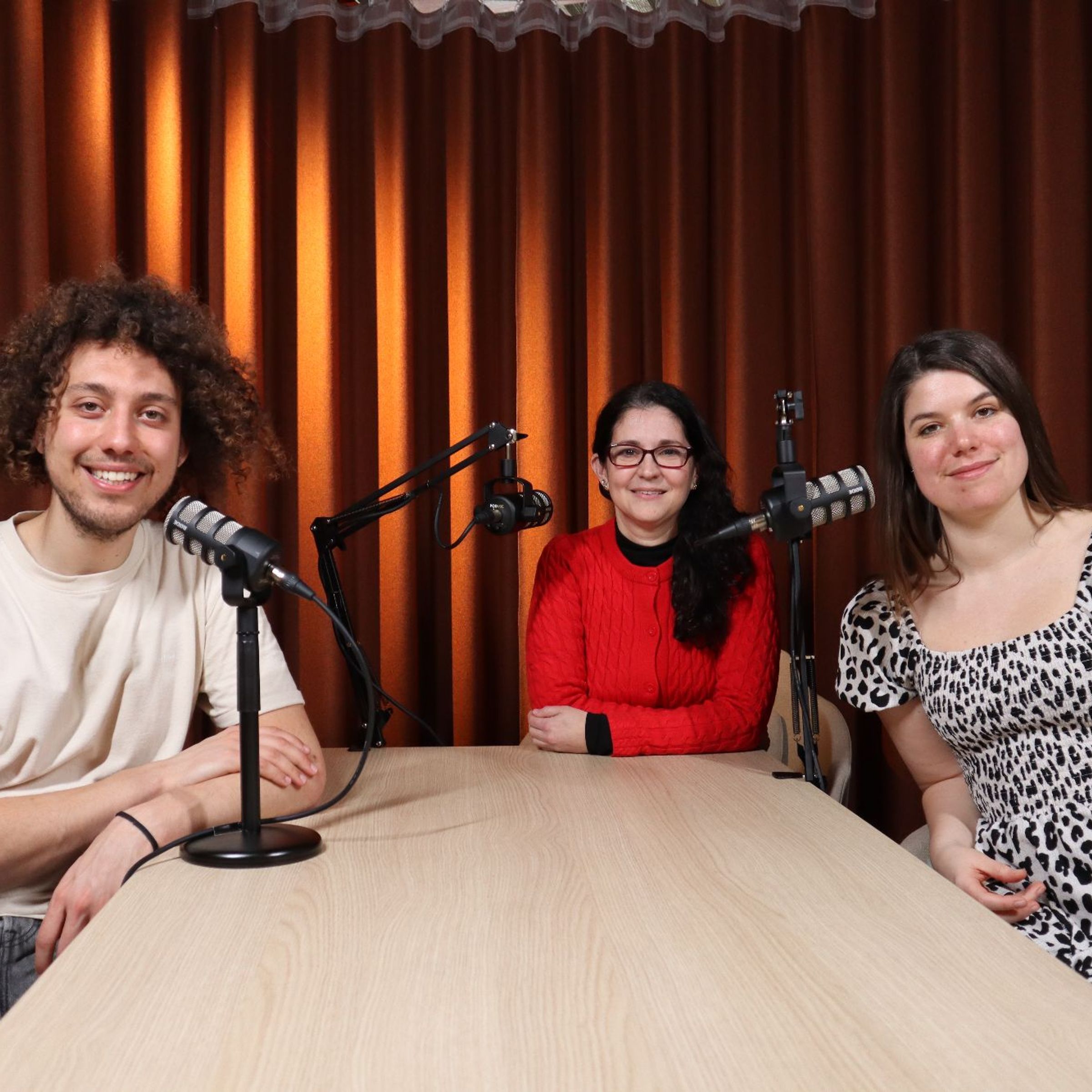 drie personen met microfoons