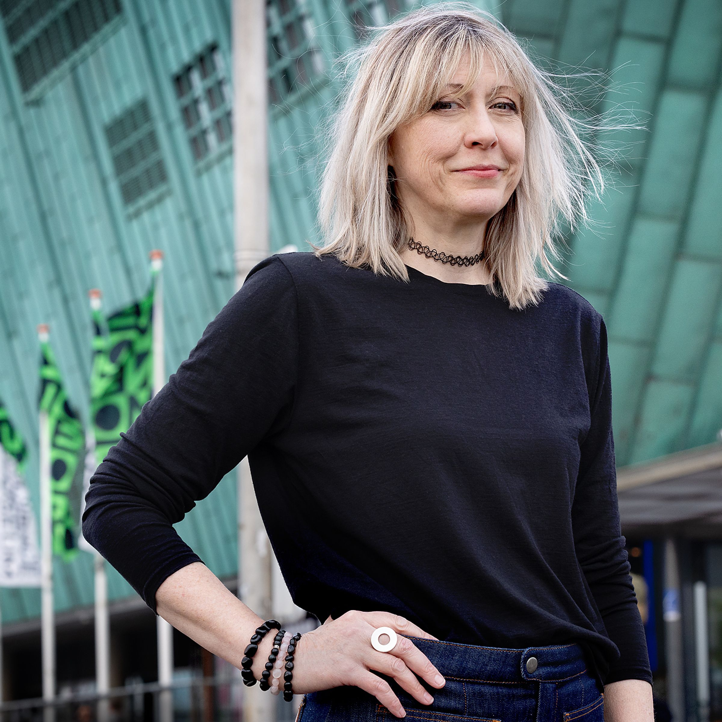 Mary Flanagan poseert voor het NEMO gebouw