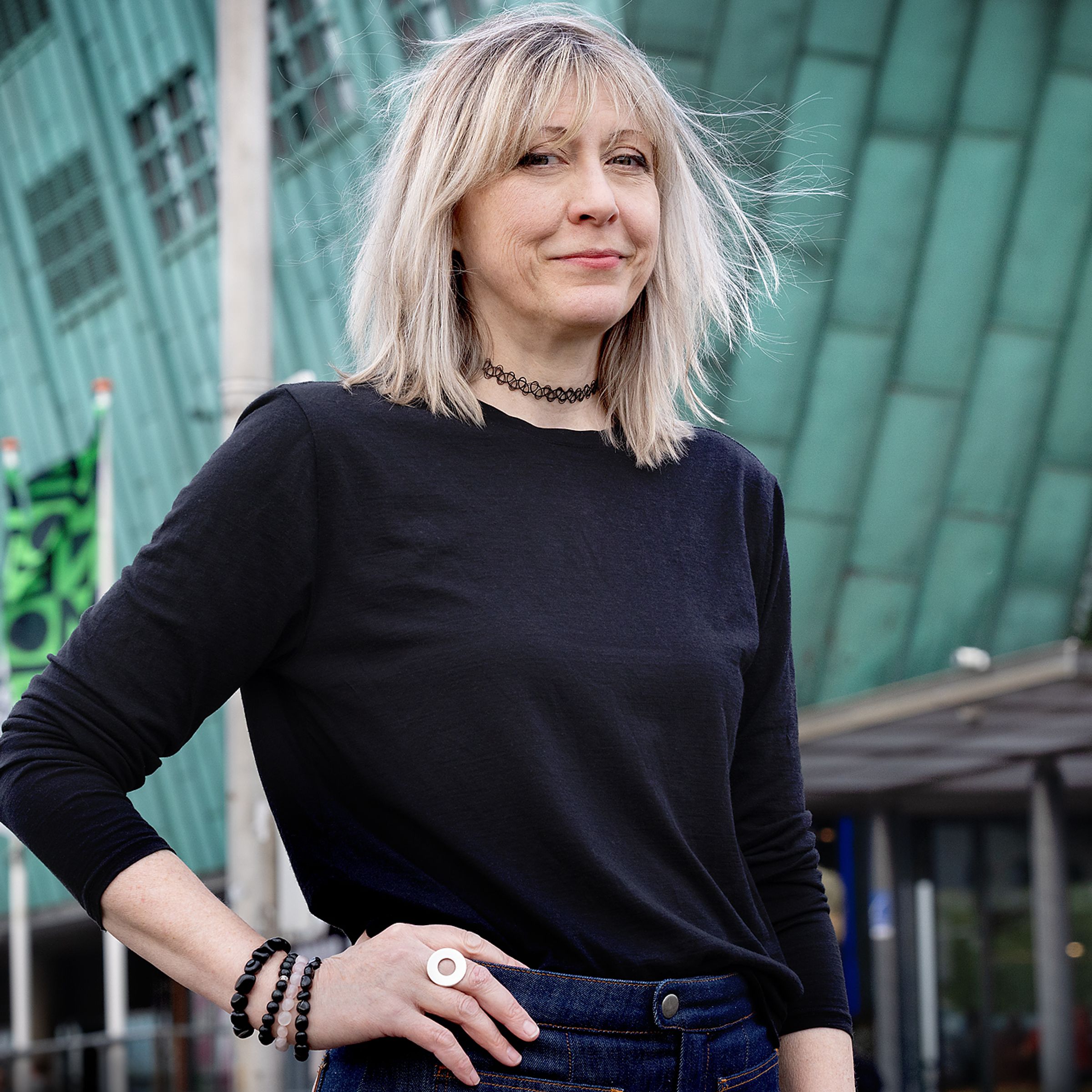 Mary Flanagan poseert voor het NEMO gebouw