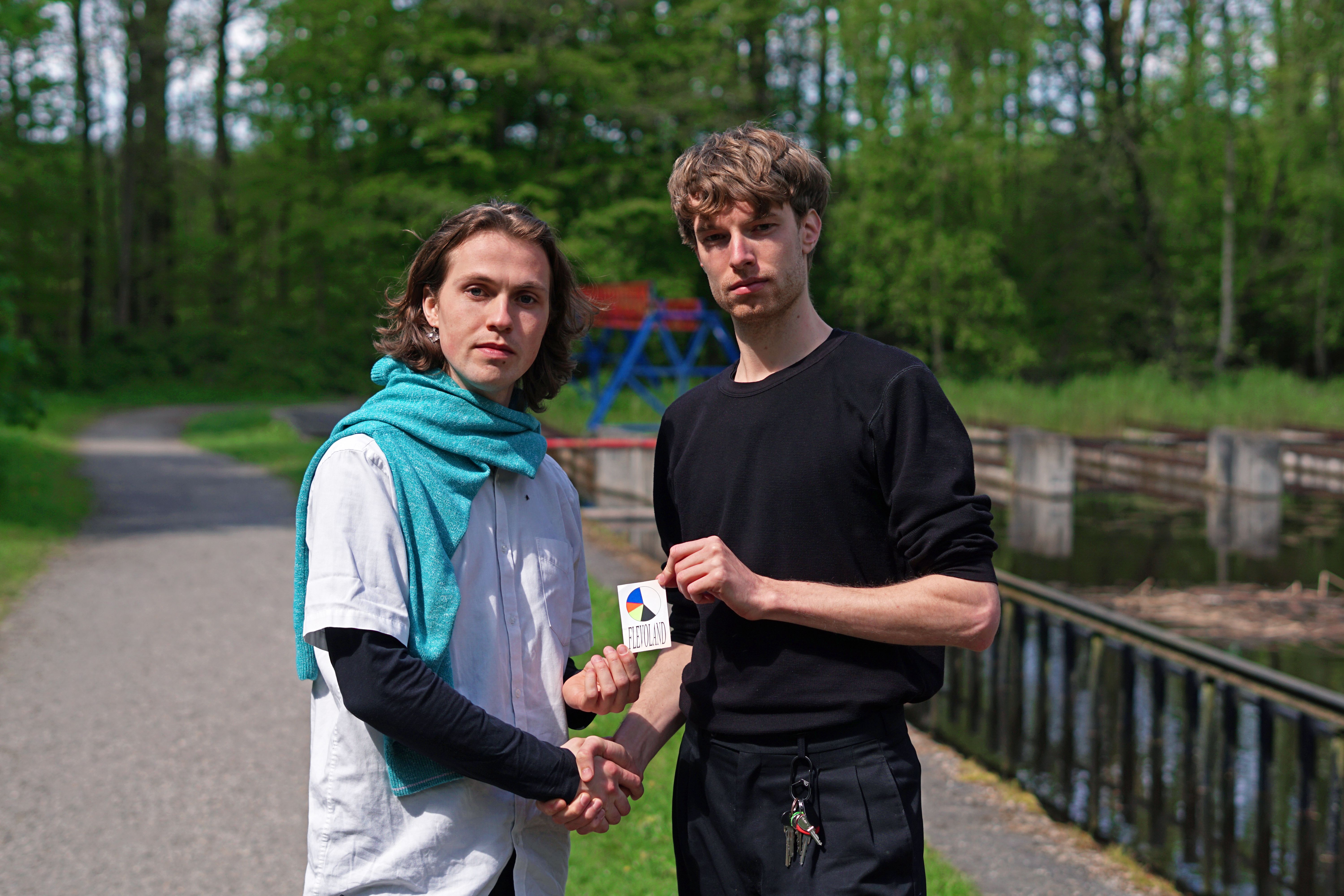 twee mannen die elkaar een kaartje geven