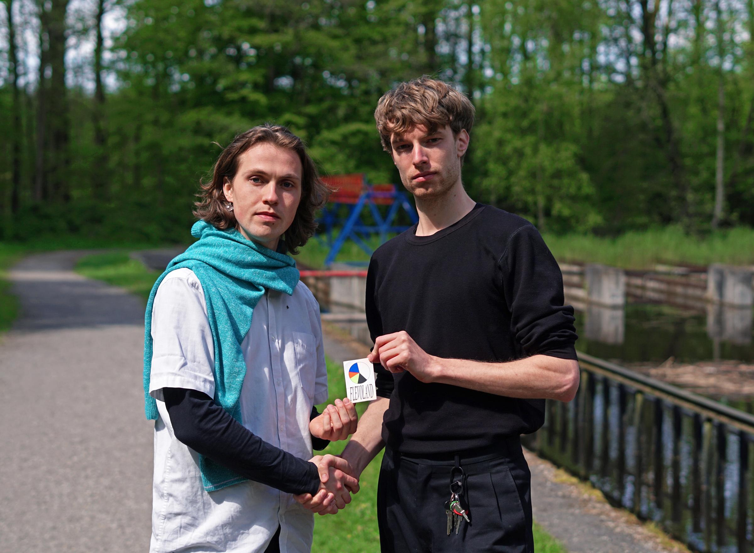 twee mannen die elkaar een kaartje geven