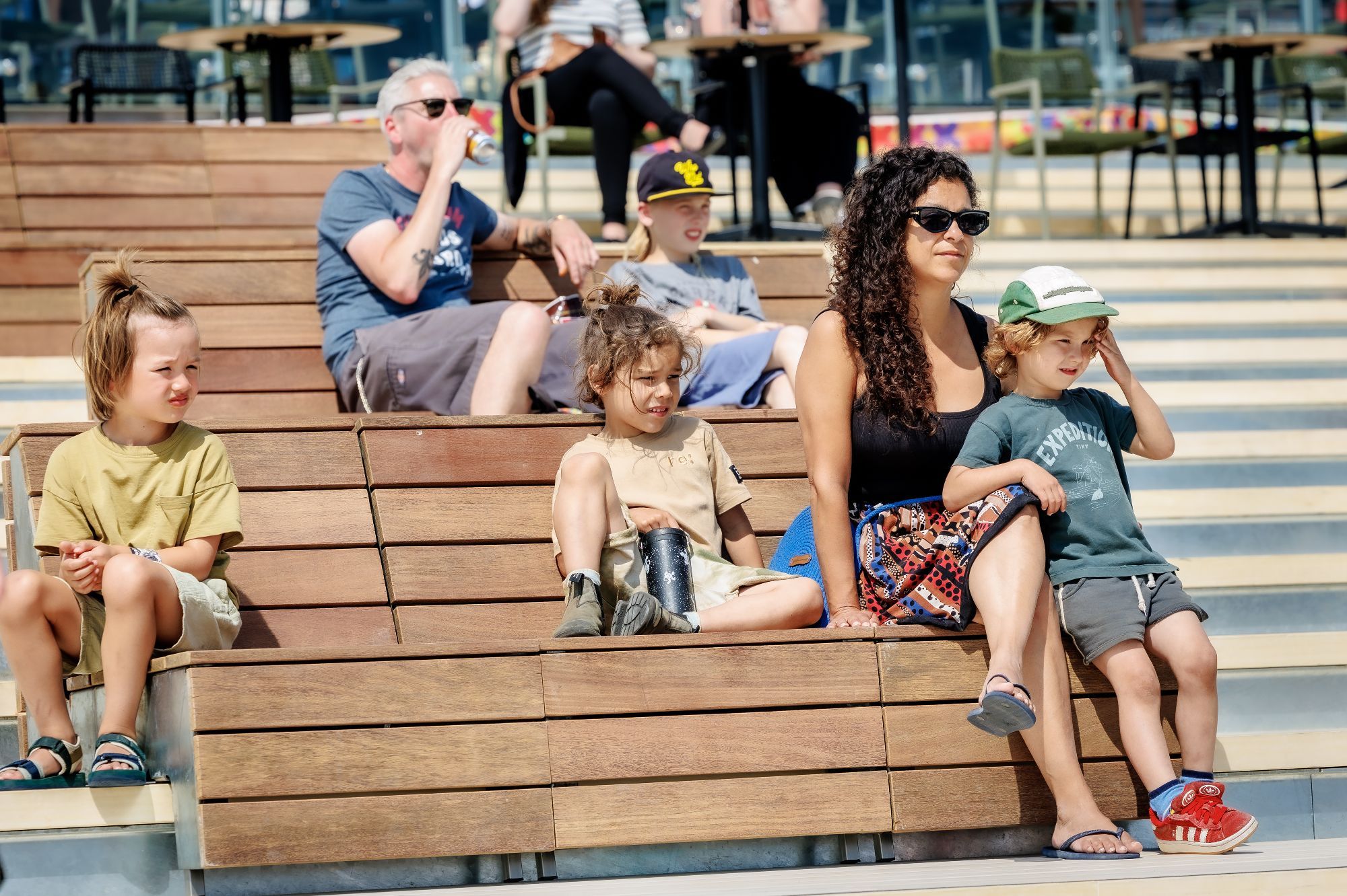 Een vrouw en 2 kinderen kijken relaxen op het dak