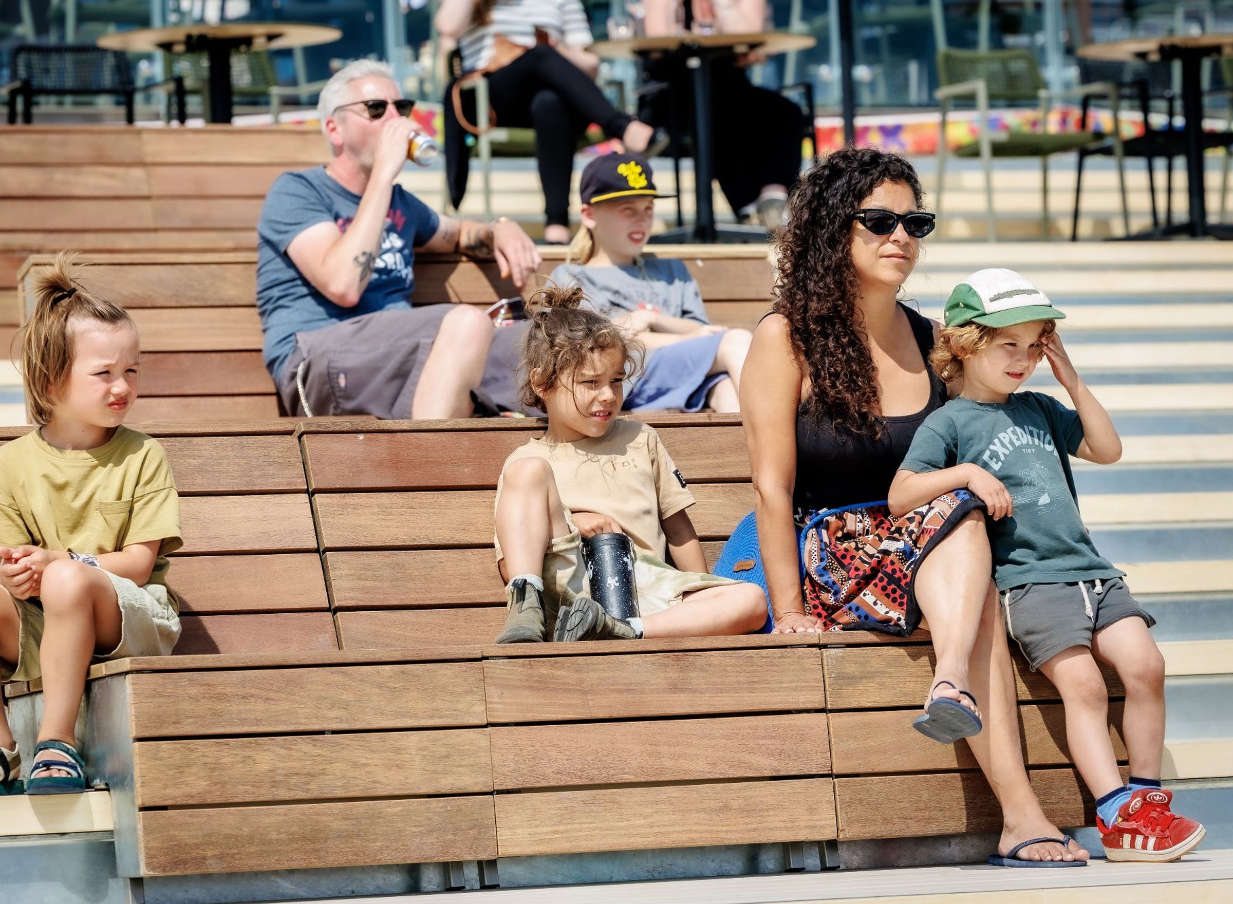 Een vrouw en 2 kinderen kijken relaxen op het dak