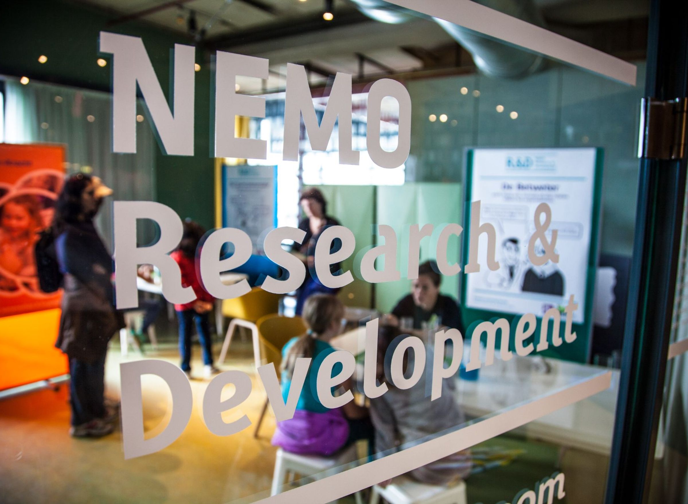 een deur met research and development