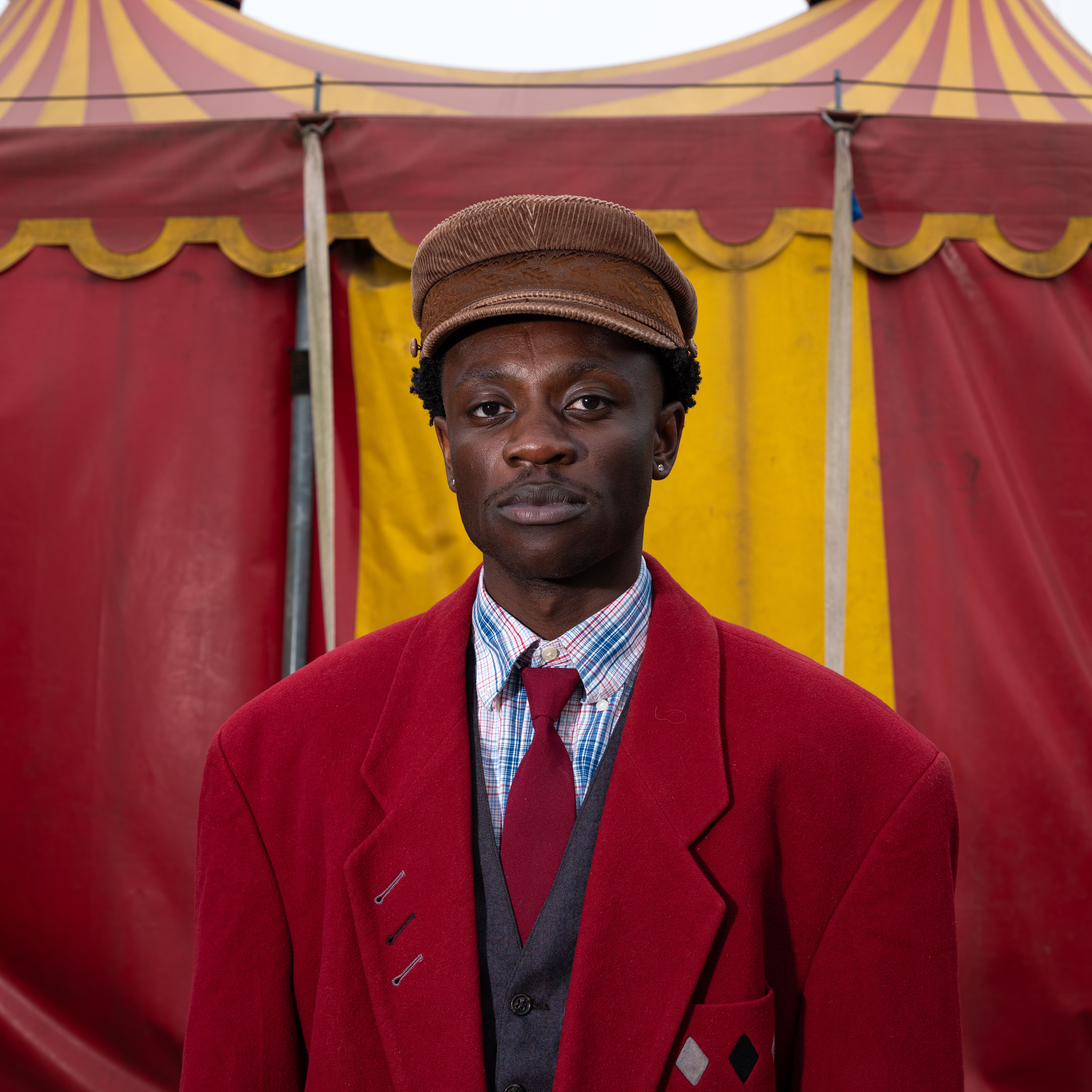 een man voor een circustent