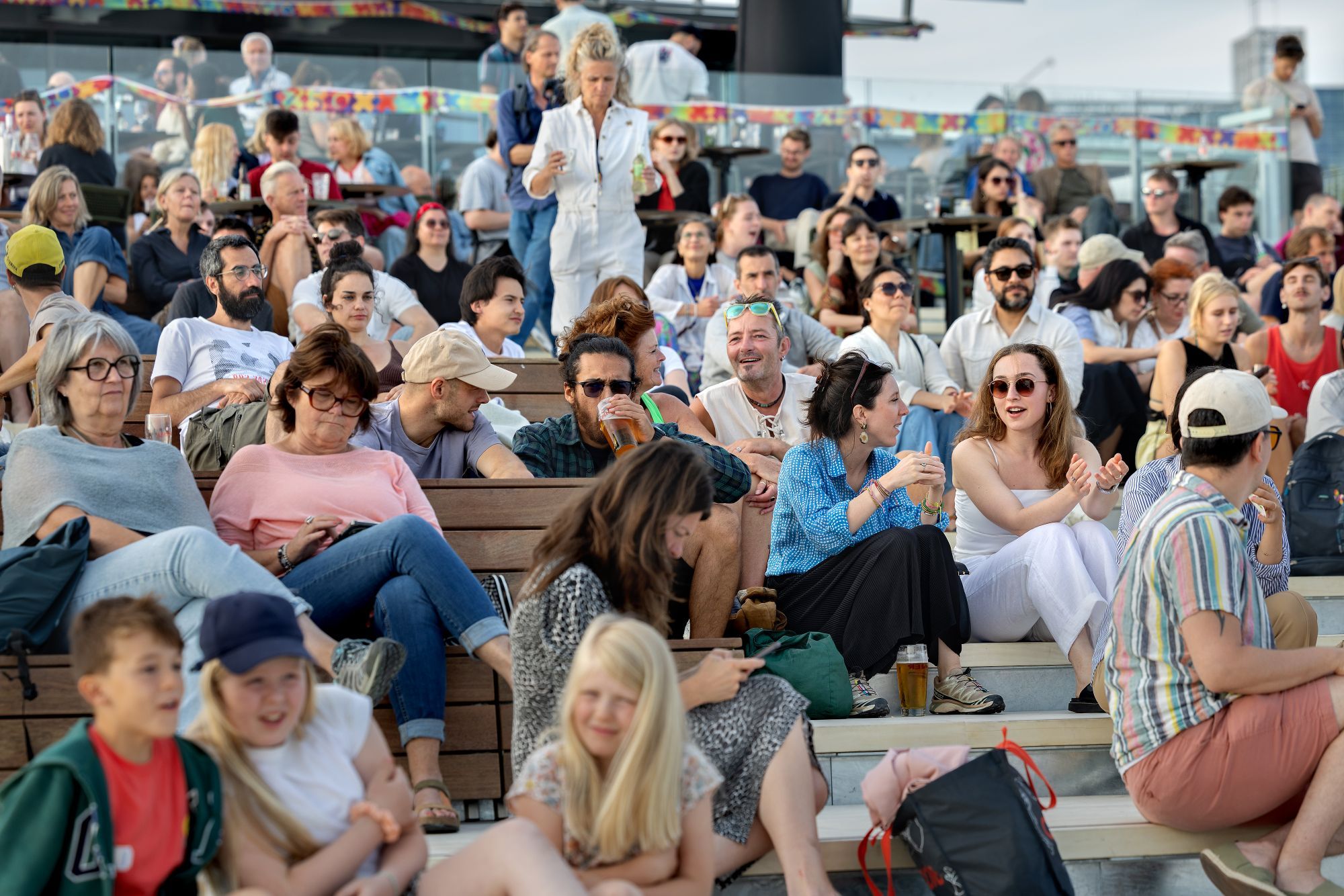 publiek danst bij een optreden op het dak van NEMO 