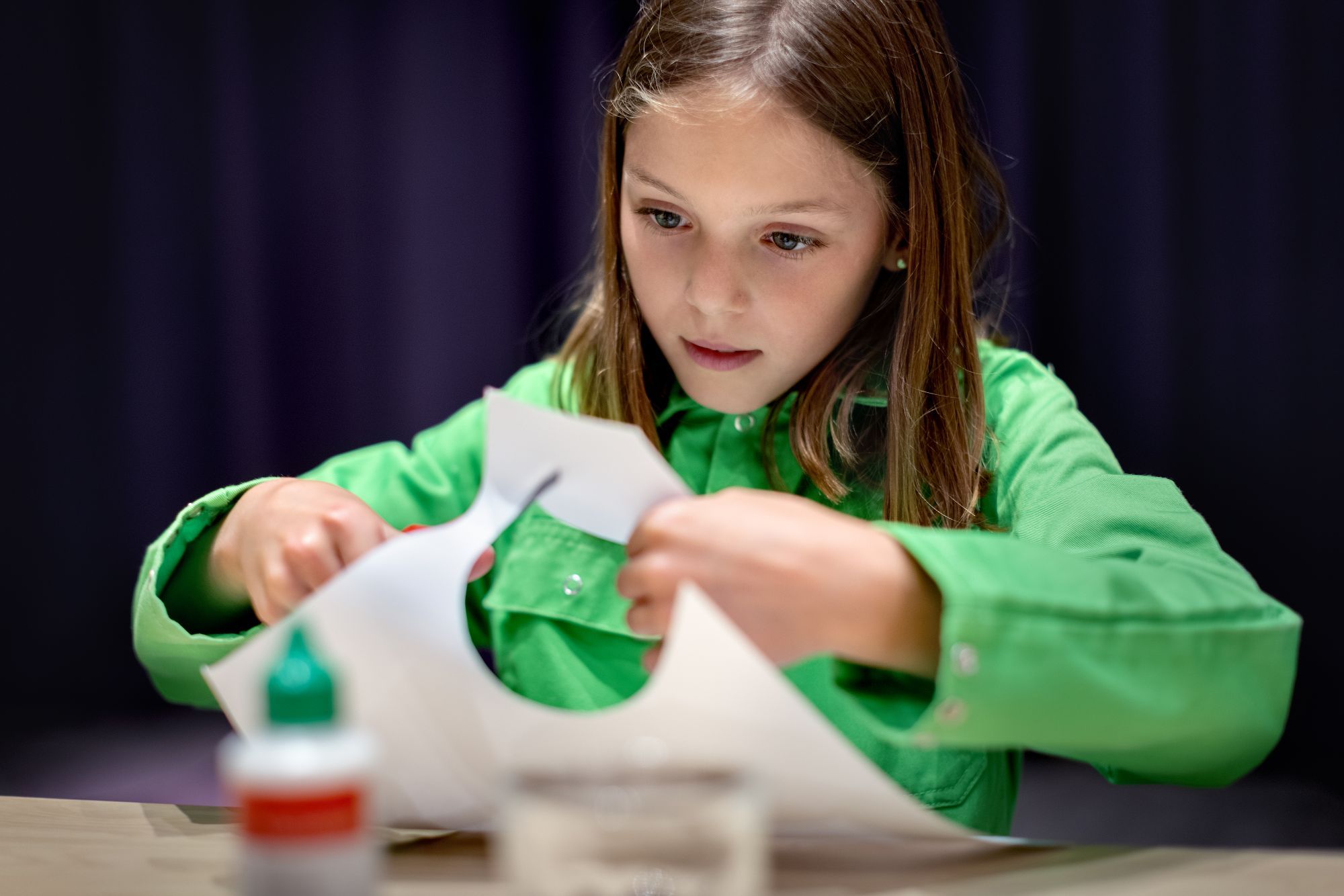 Een meisje knipt een cirkel uit papier