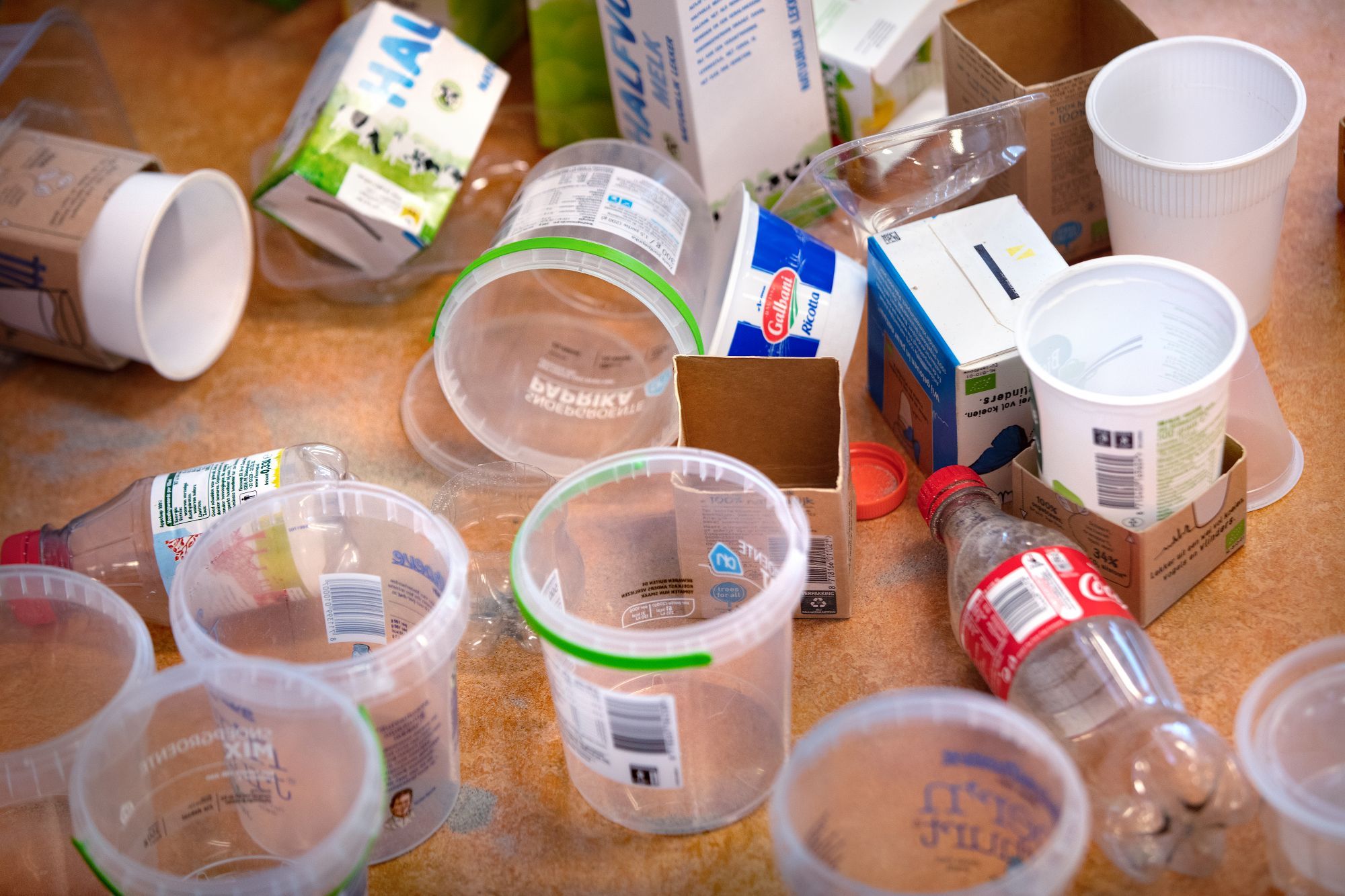 Allerlei plastic emmers en flessen