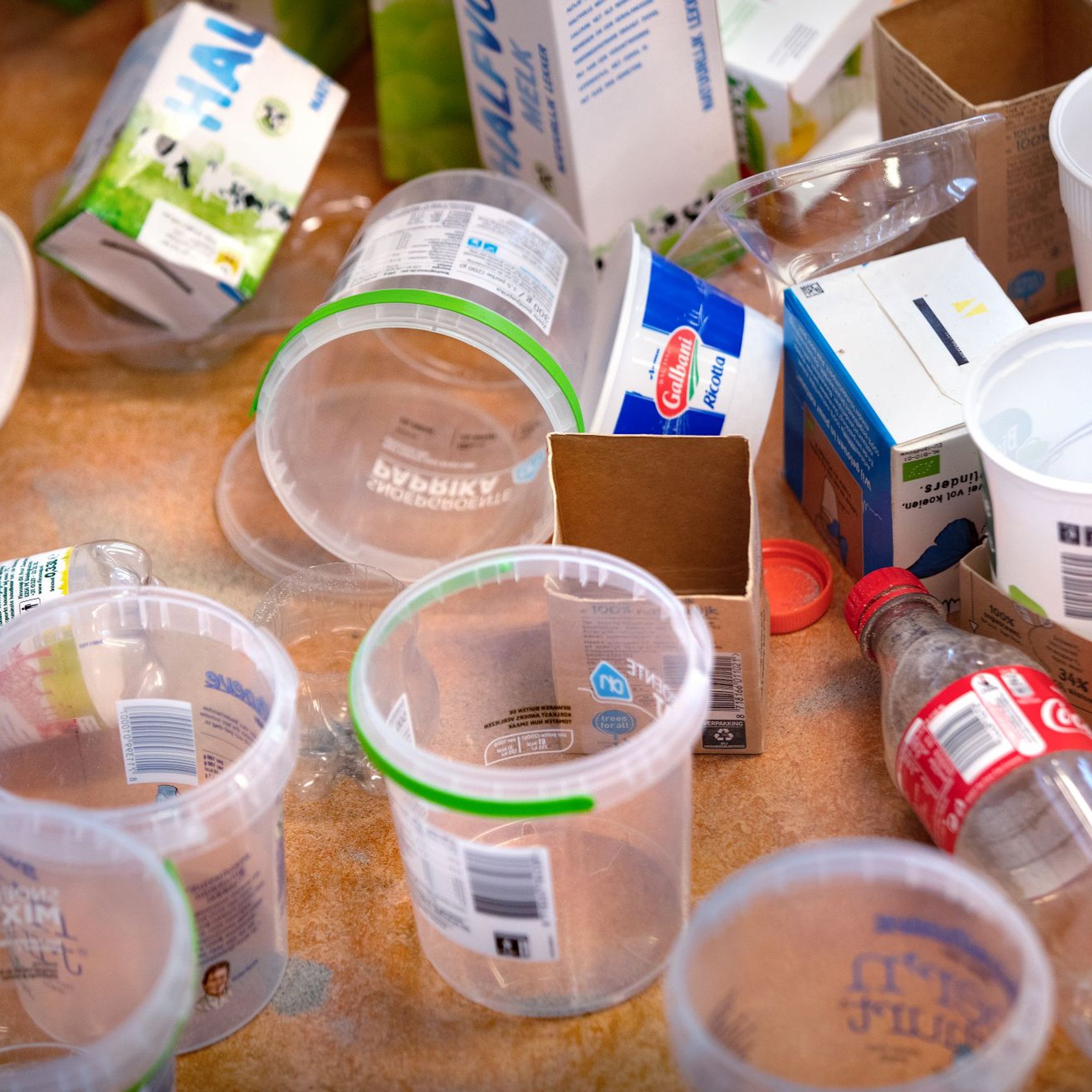Allerlei plastic emmers en flessen