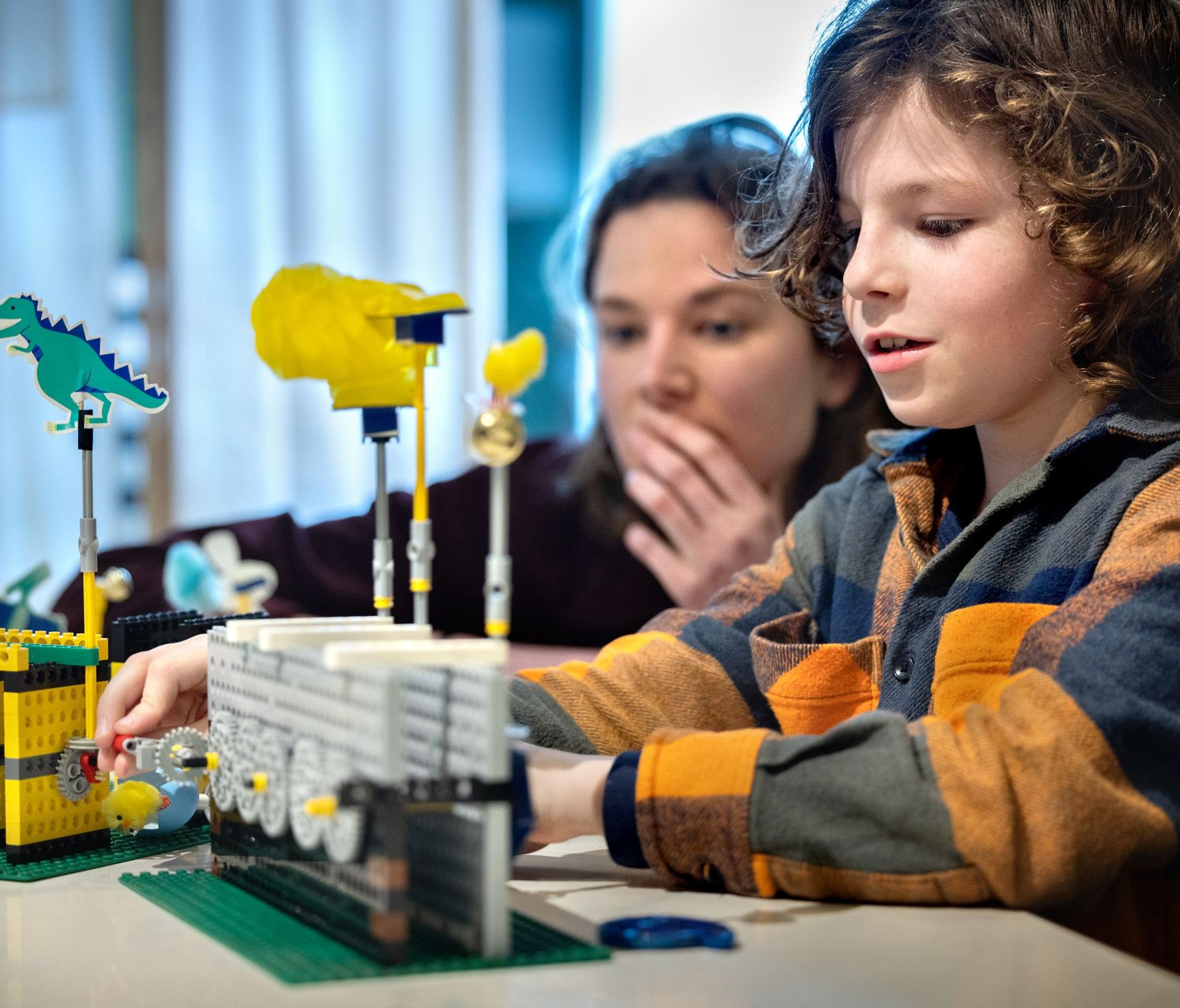 NEMO-medewerker observeert hoe jongen een activiteit uitvoert
