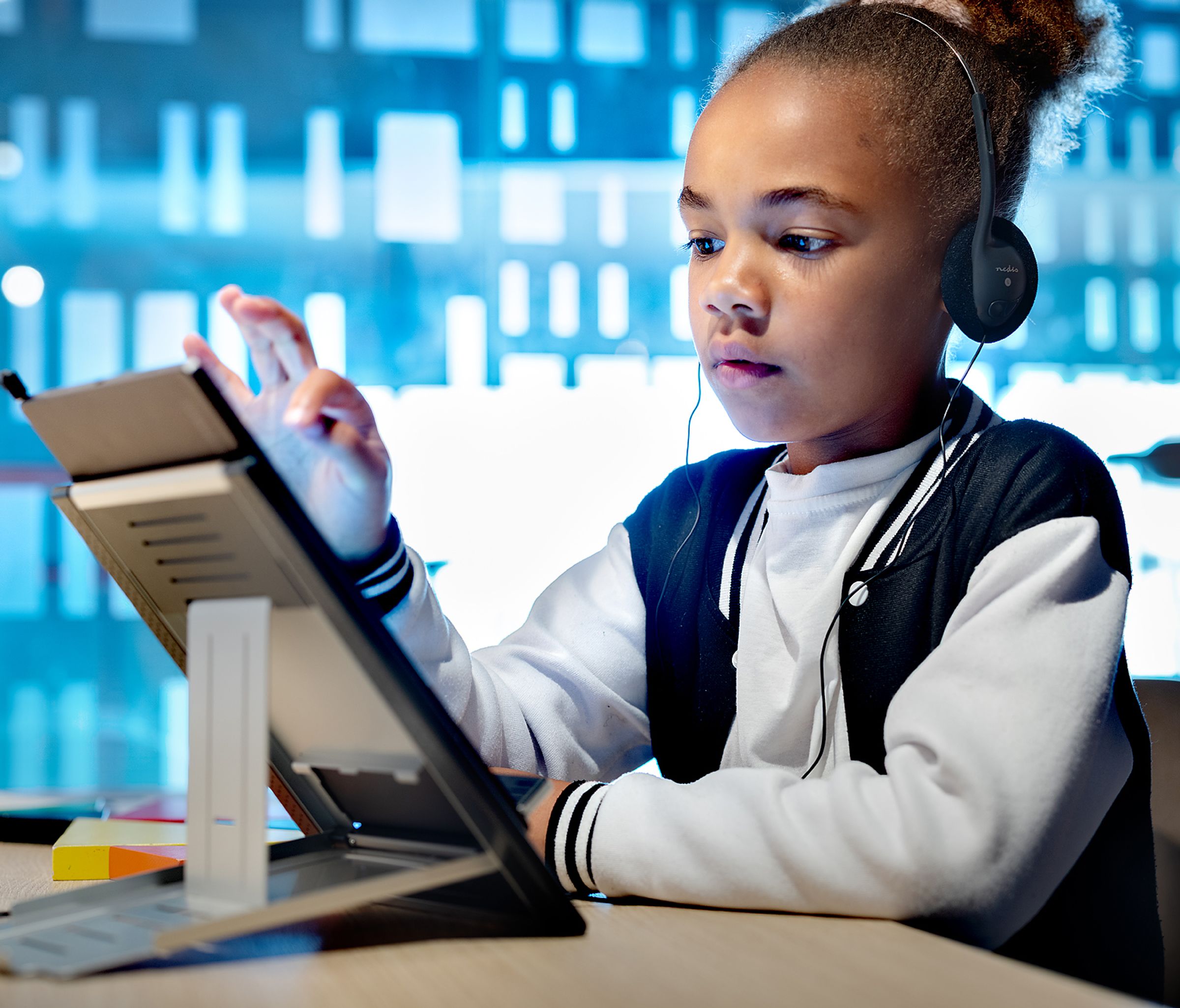 meisje toetst iets in op tablet