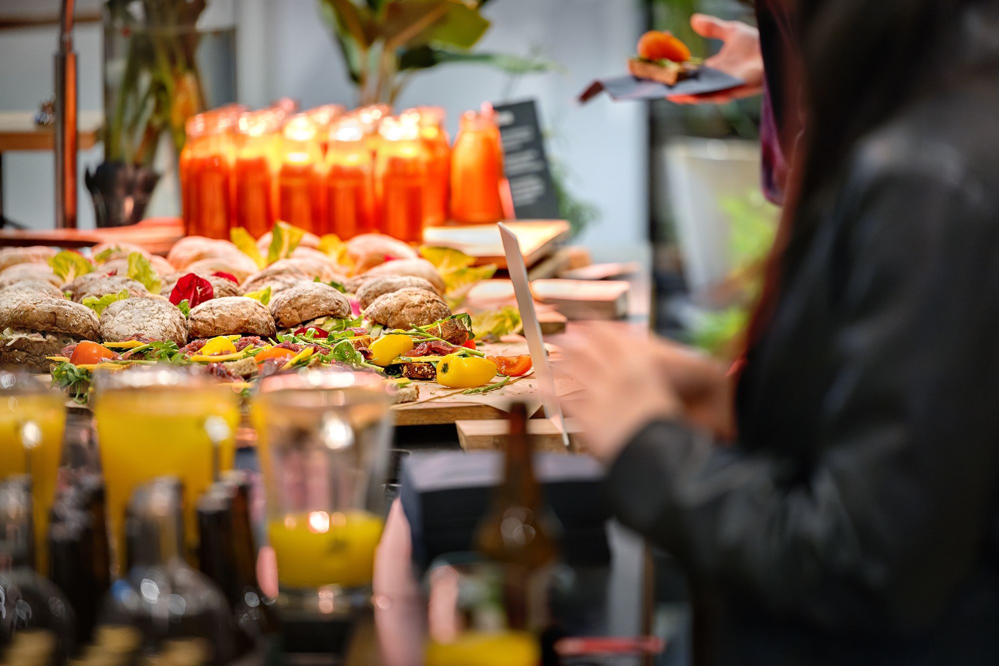 Belegde broodjes, soepjes en sapjes op een buffet.