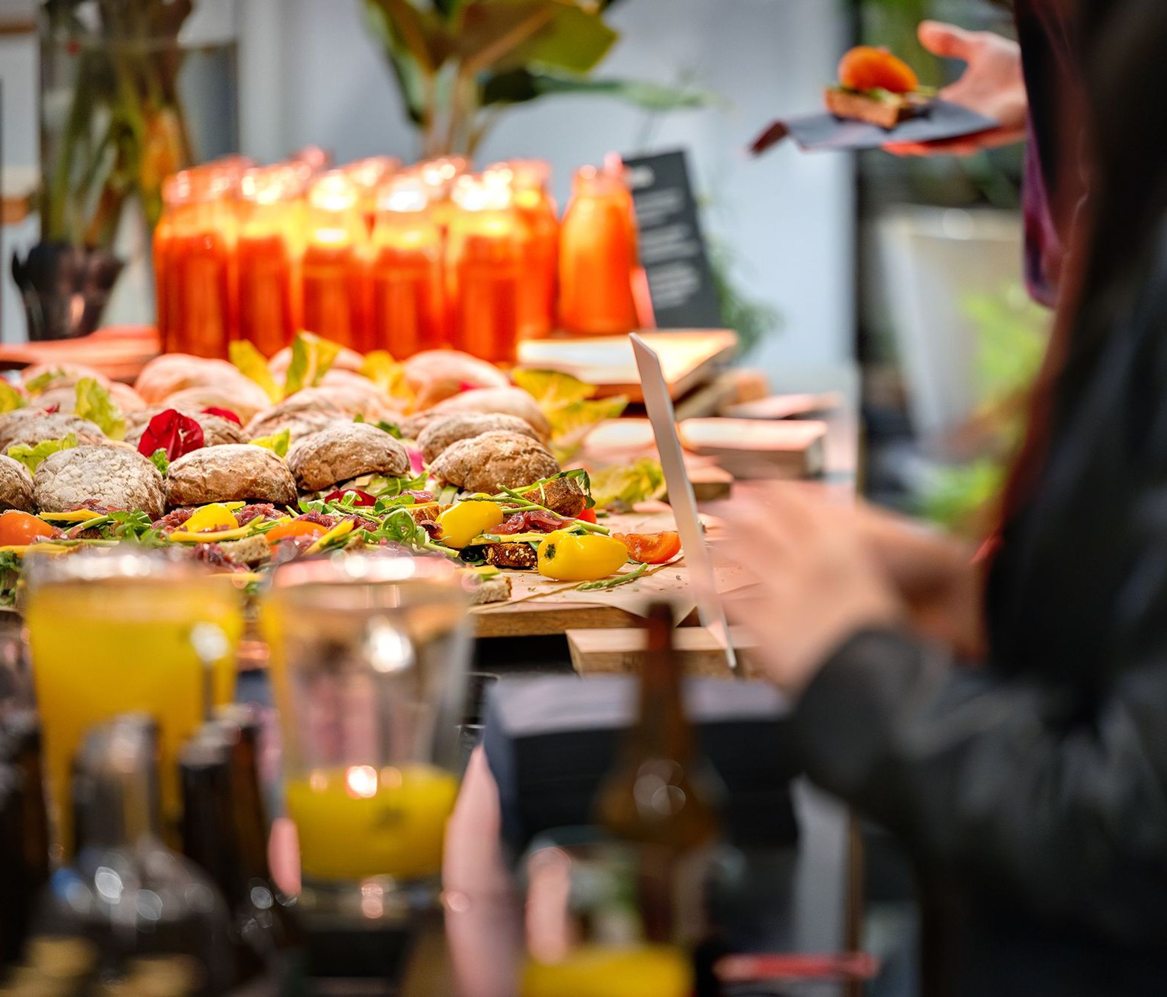 Belegde broodjes, soepjes en sapjes op een buffet.