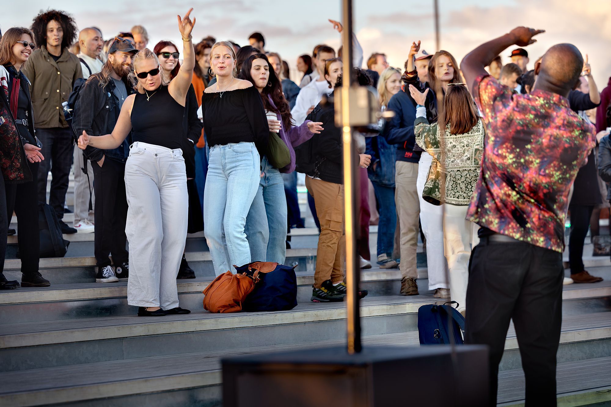 publiek danst bij een optreden op het dak van NEMO 