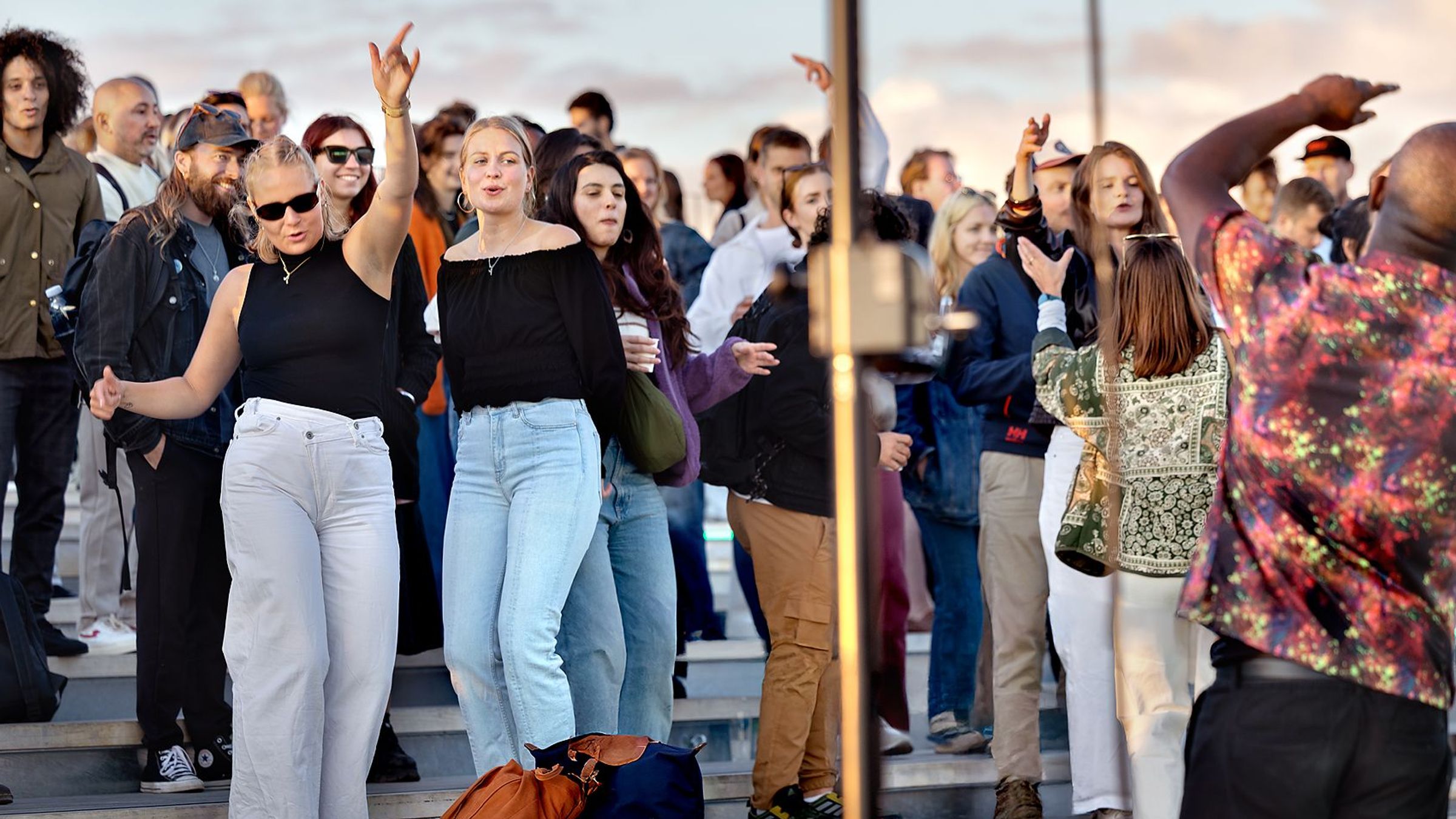 publiek danst bij een optreden op het dak van NEMO