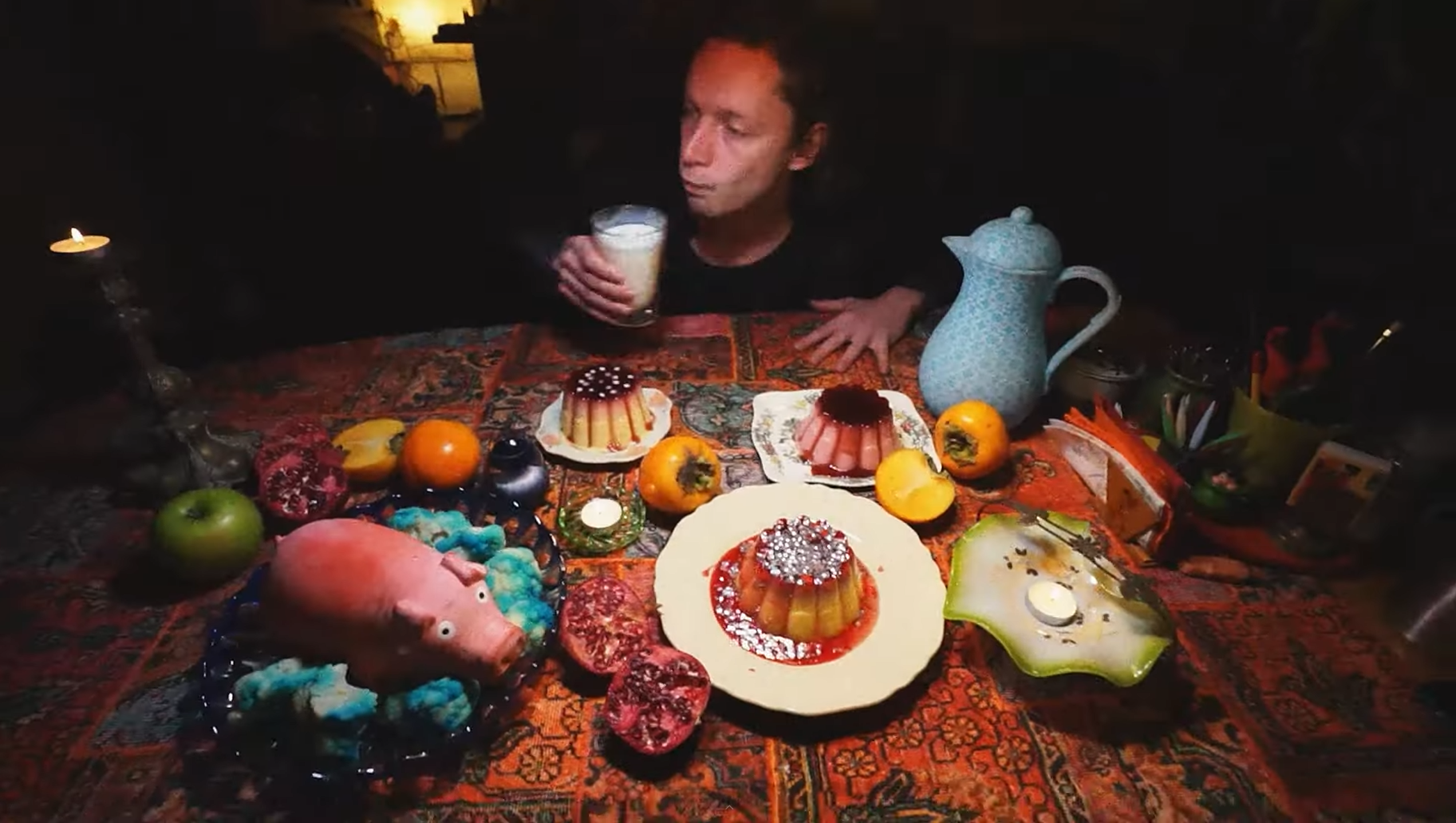een man aan een tafel met toetjes
