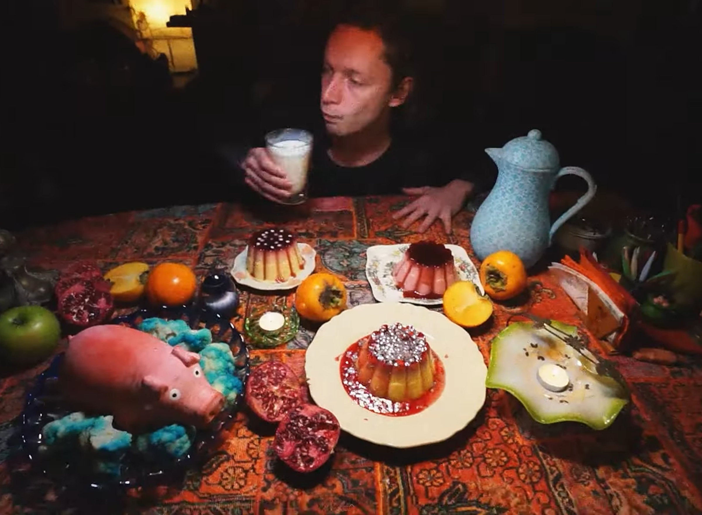 een man aan een tafel met toetjes