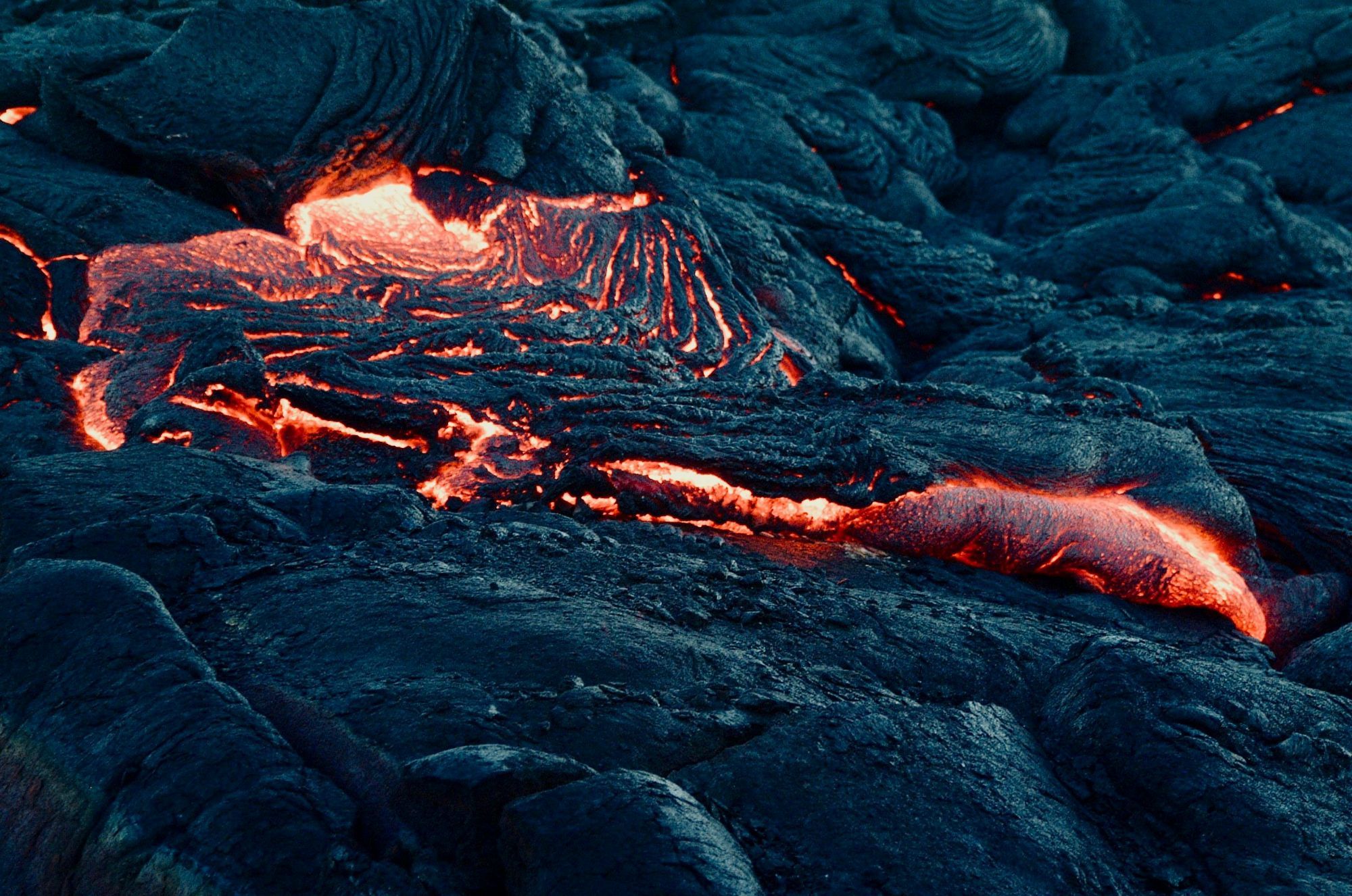Lava in het proces van hard worden.