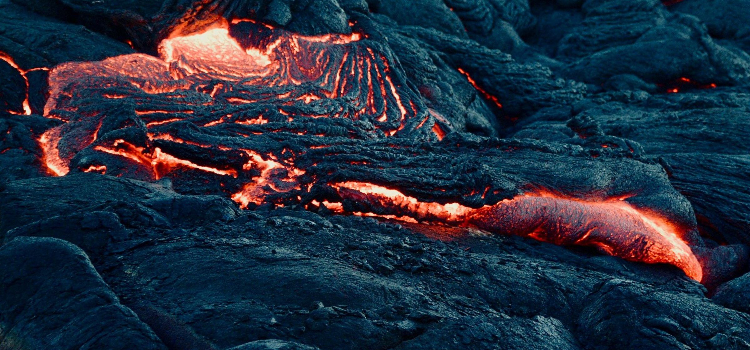Lava in het proces van hard worden.