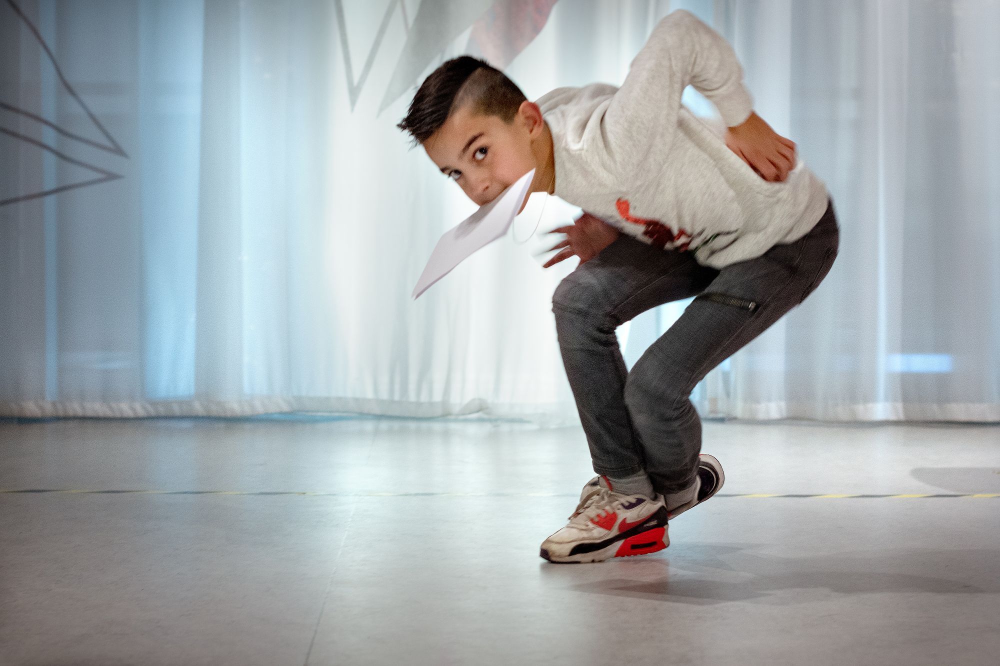 Jongen doet een balansoefening