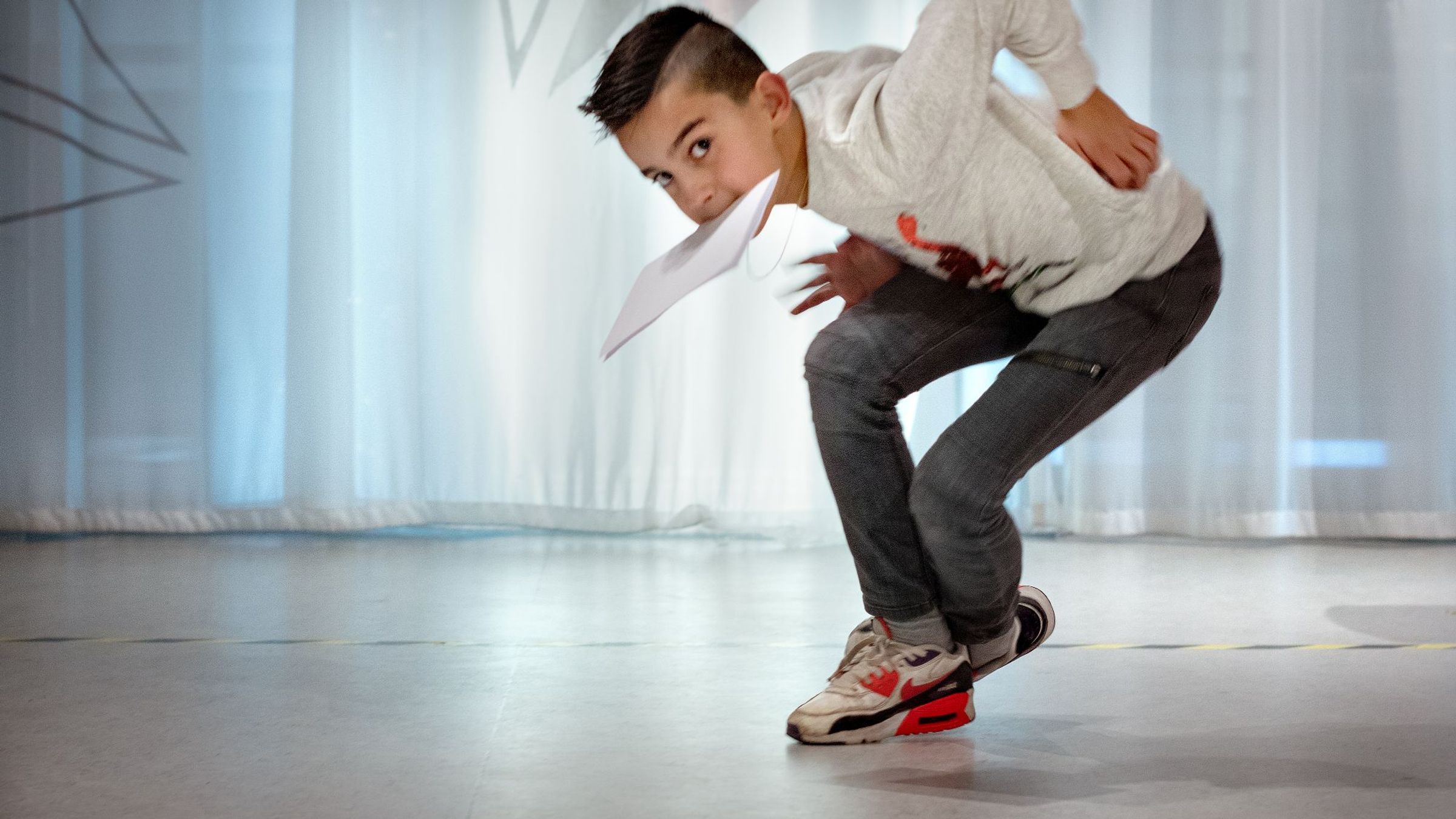 Jongen doet een balansoefening