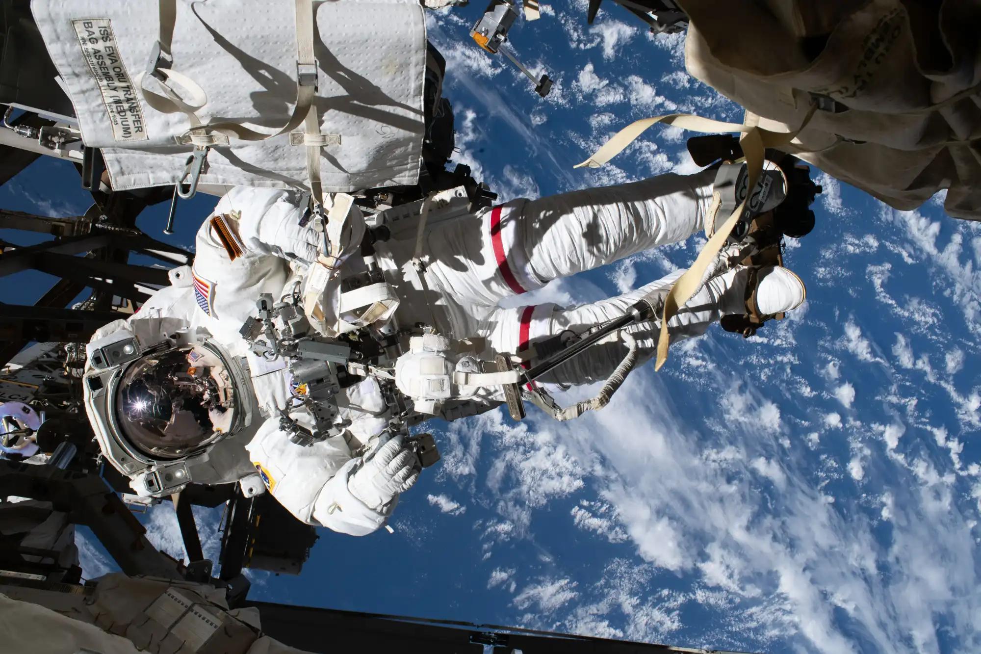 Een astronaut die een ruimtewandeling maakt.