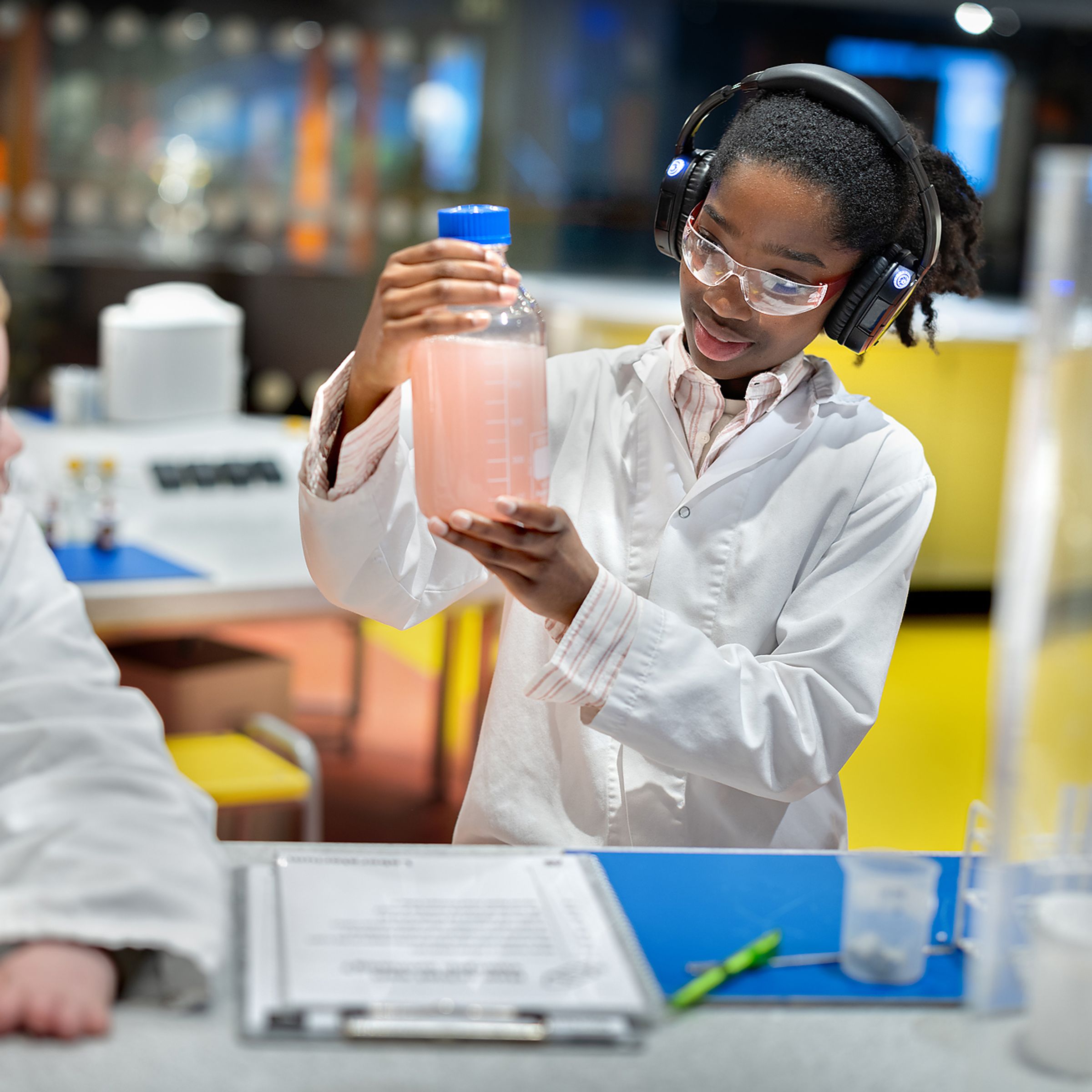 Kinderen zijn bezig met proefjes in een laboratorium