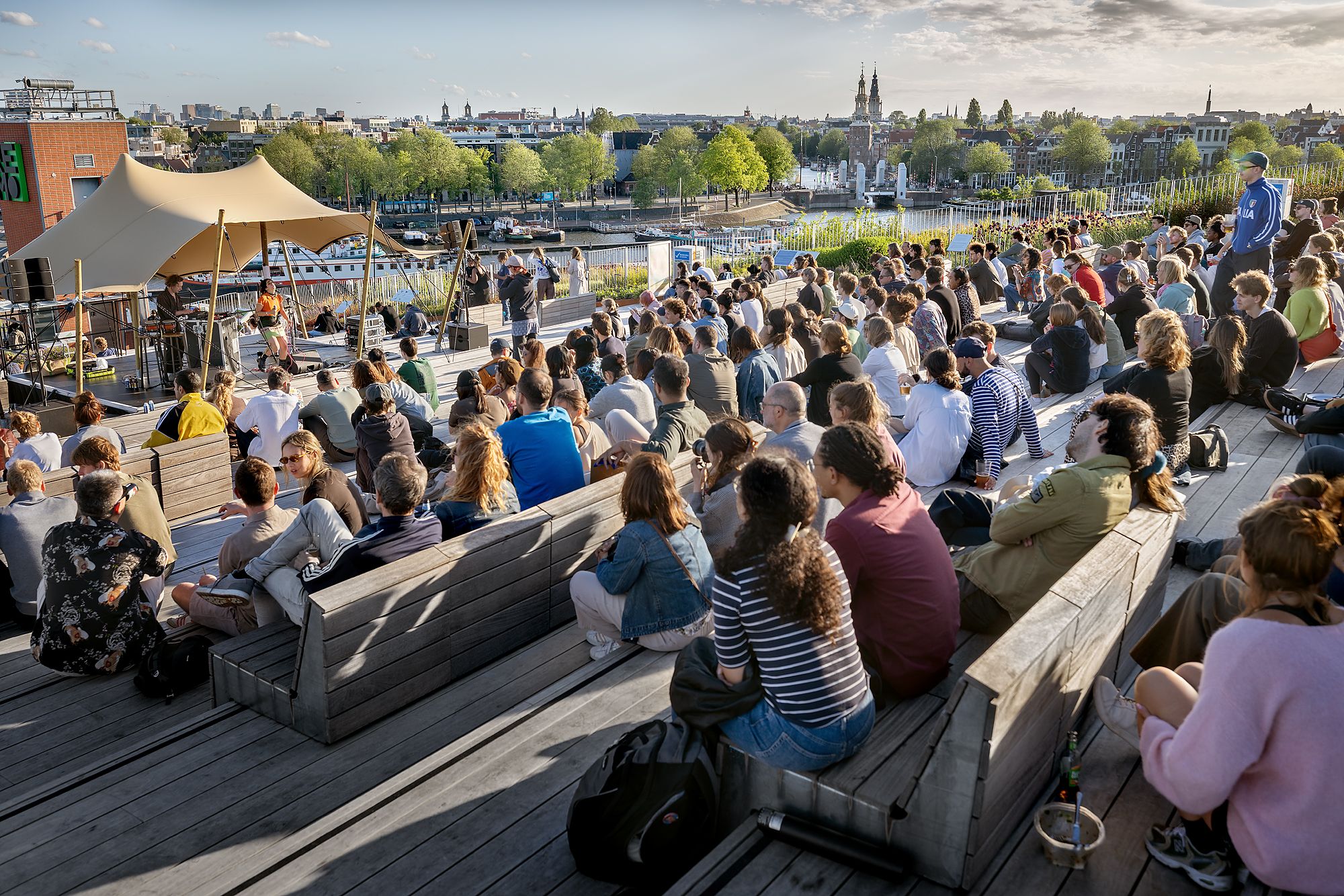 publiek op het dakplein