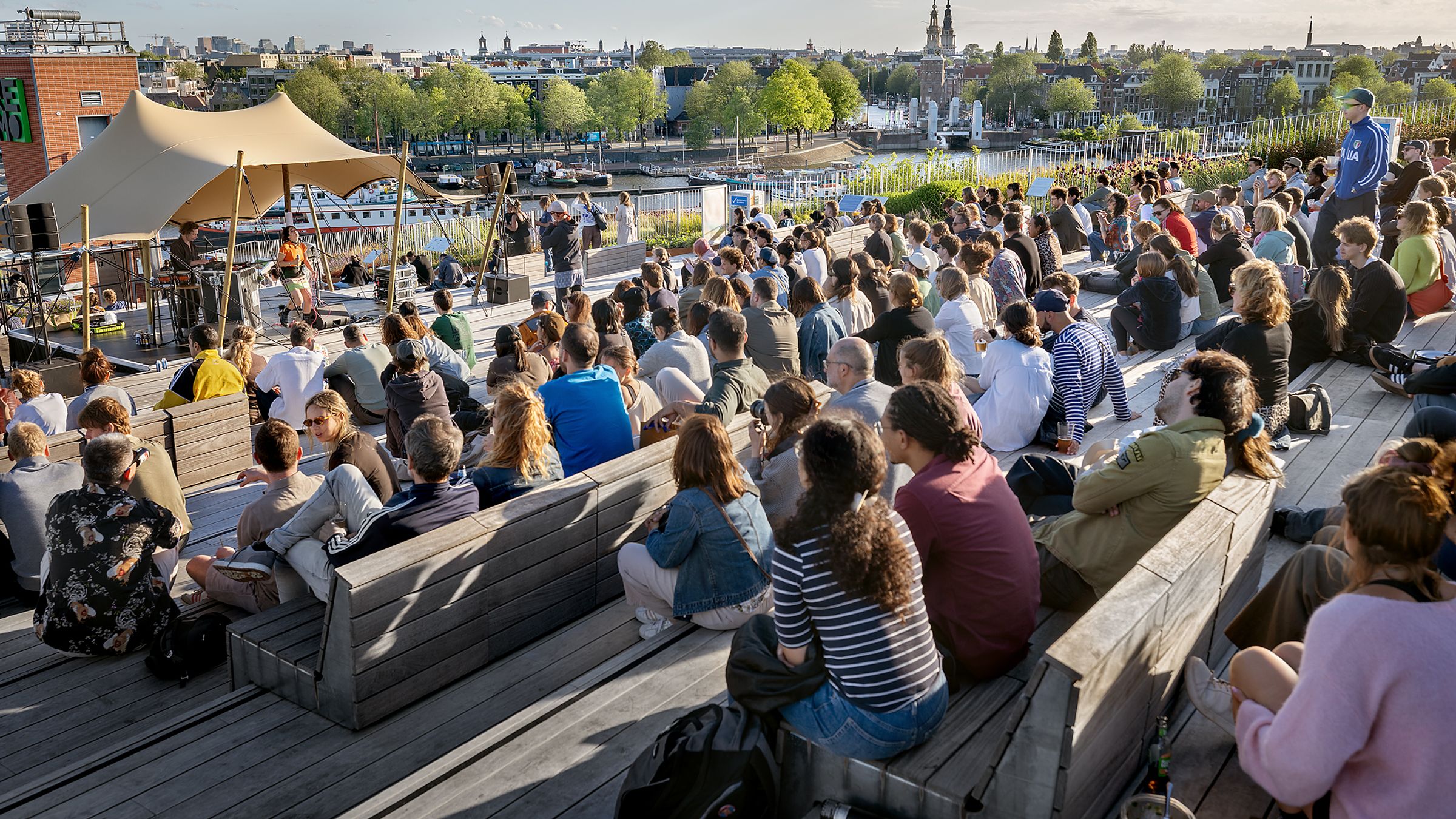 publiek op het dakplein