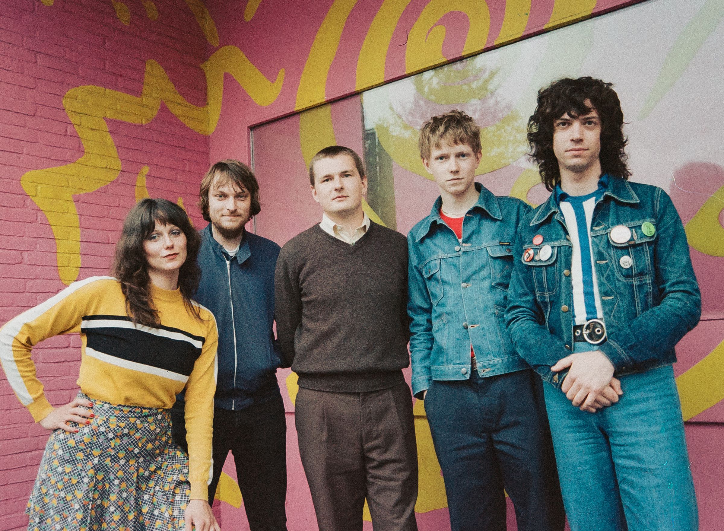 5 personen in kleurrijke kleding