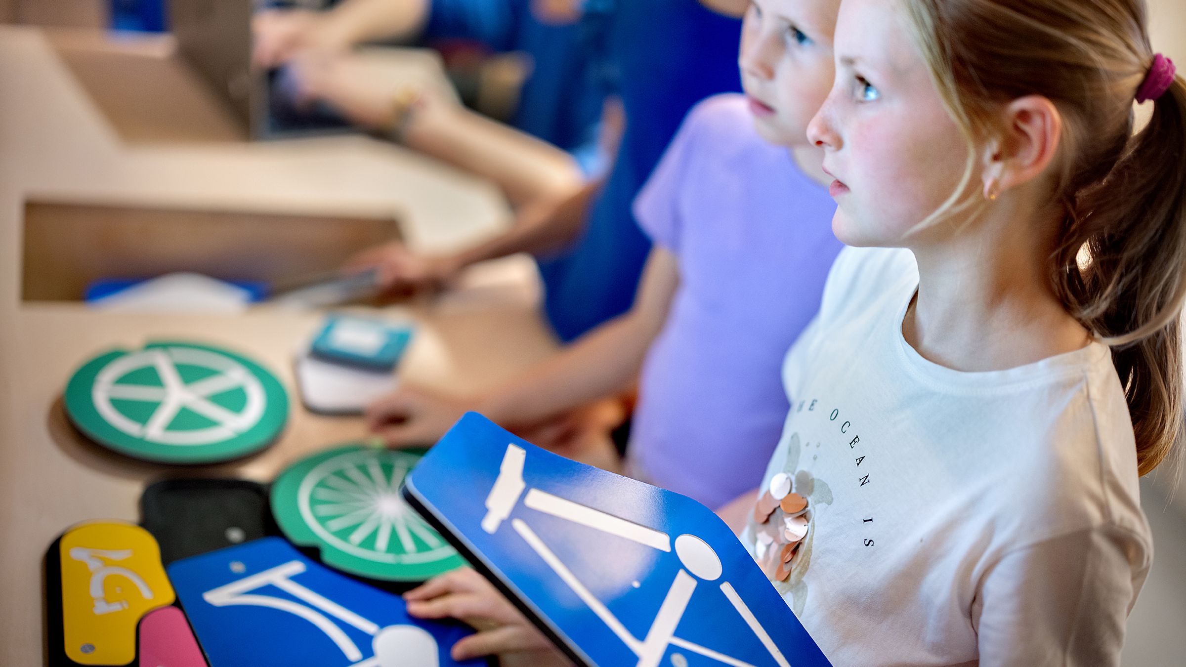 een meisje is bezig met een exhibit