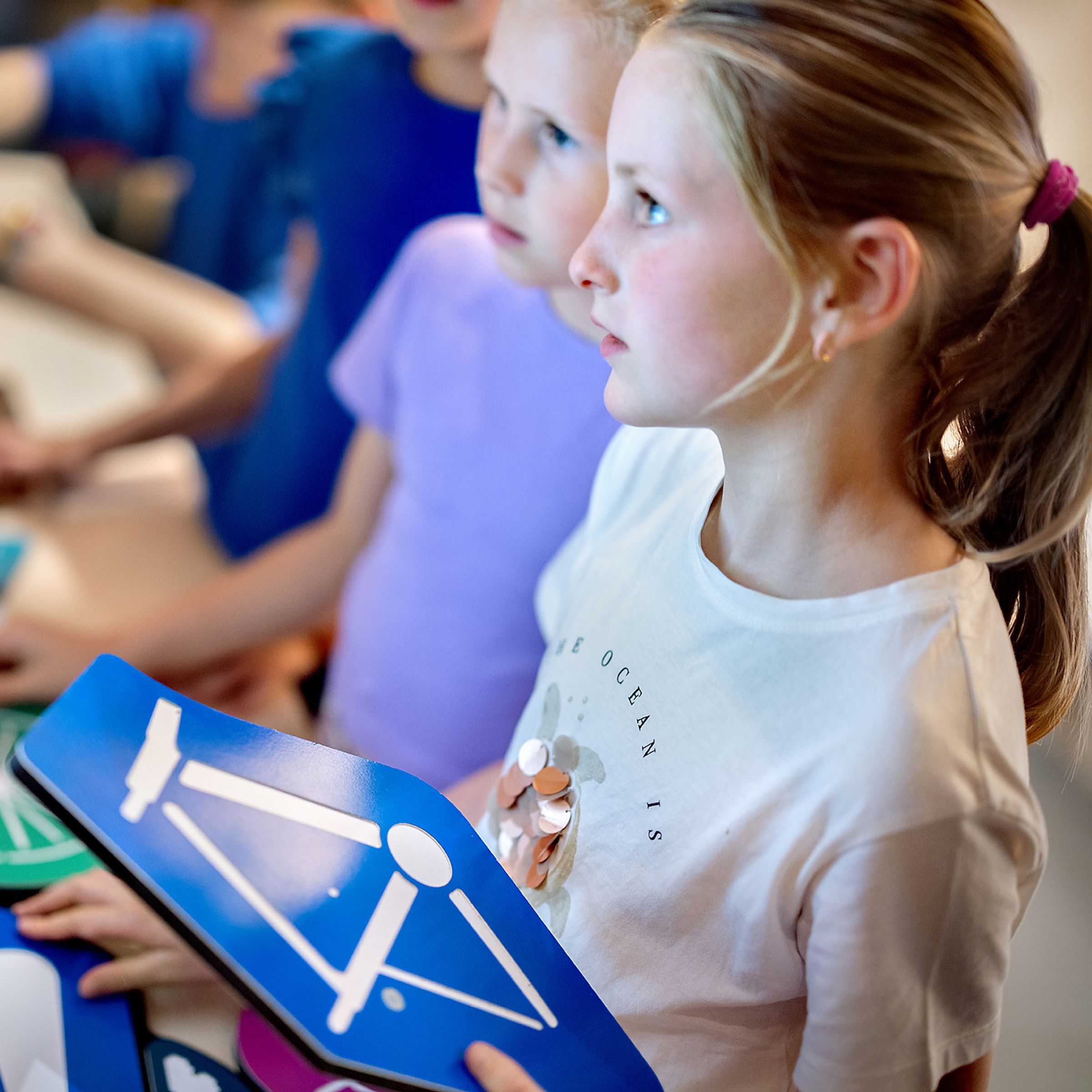 een meisje is bezig met een exhibit