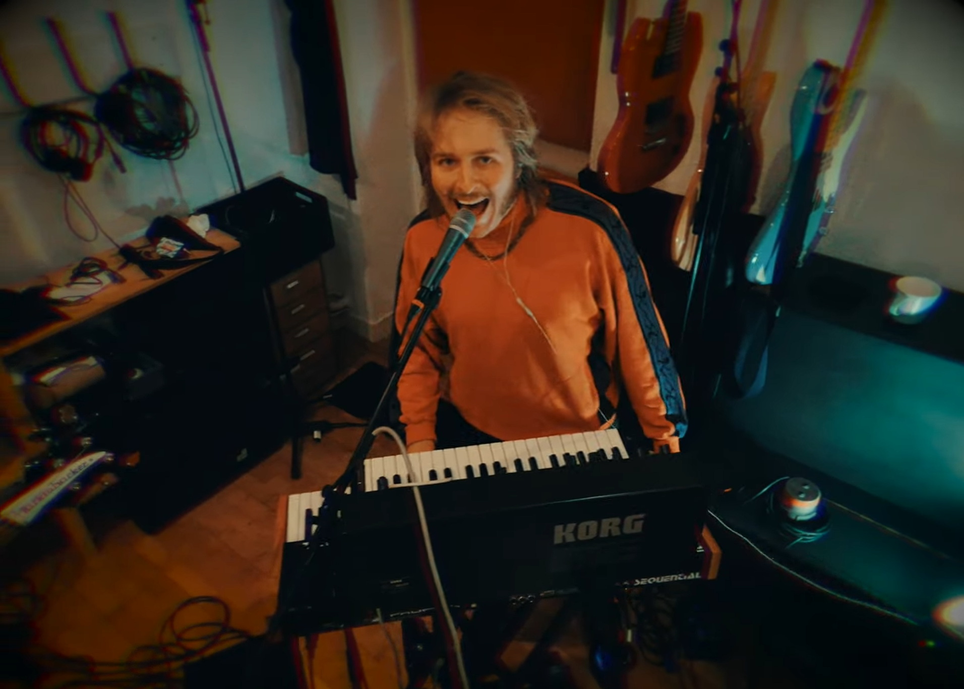 een man die achter een keyboard zingt