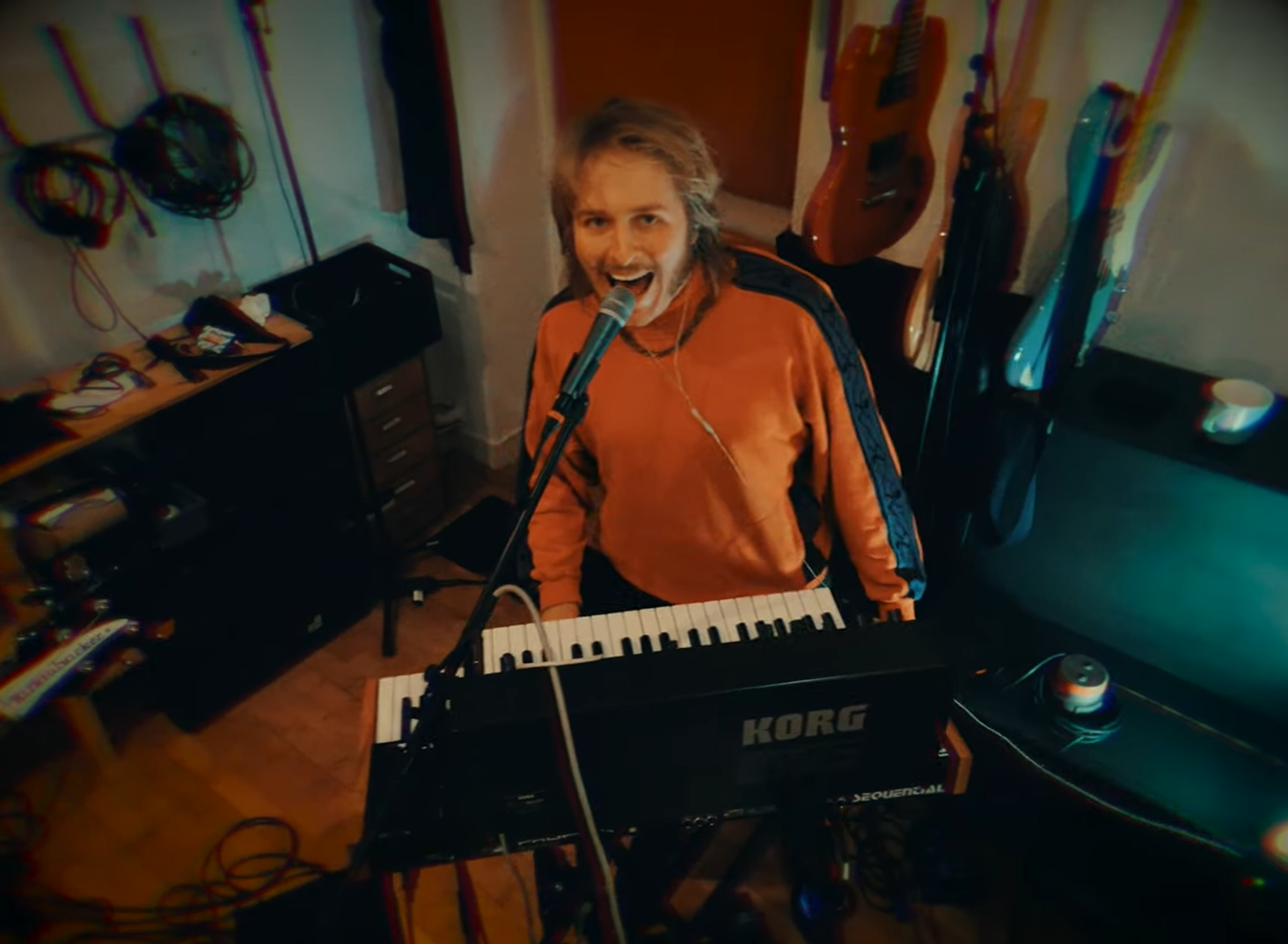 een man die achter een keyboard zingt