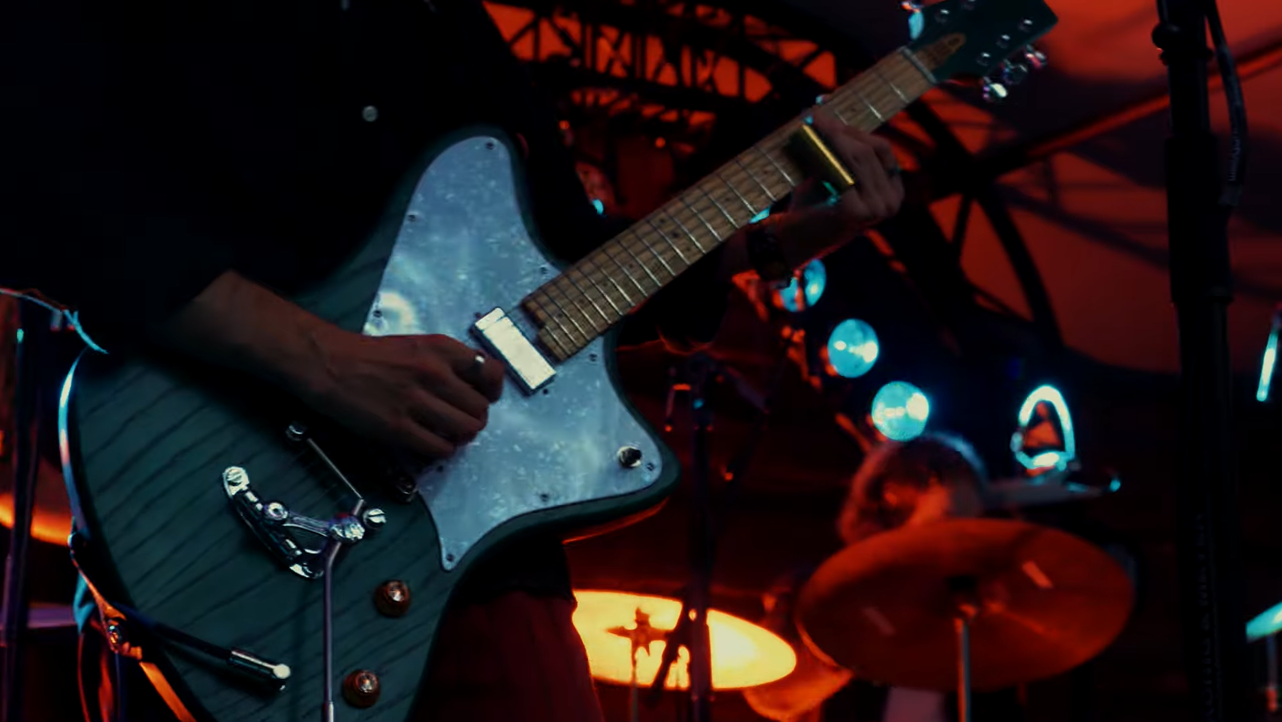 iemand die gitaar speelt