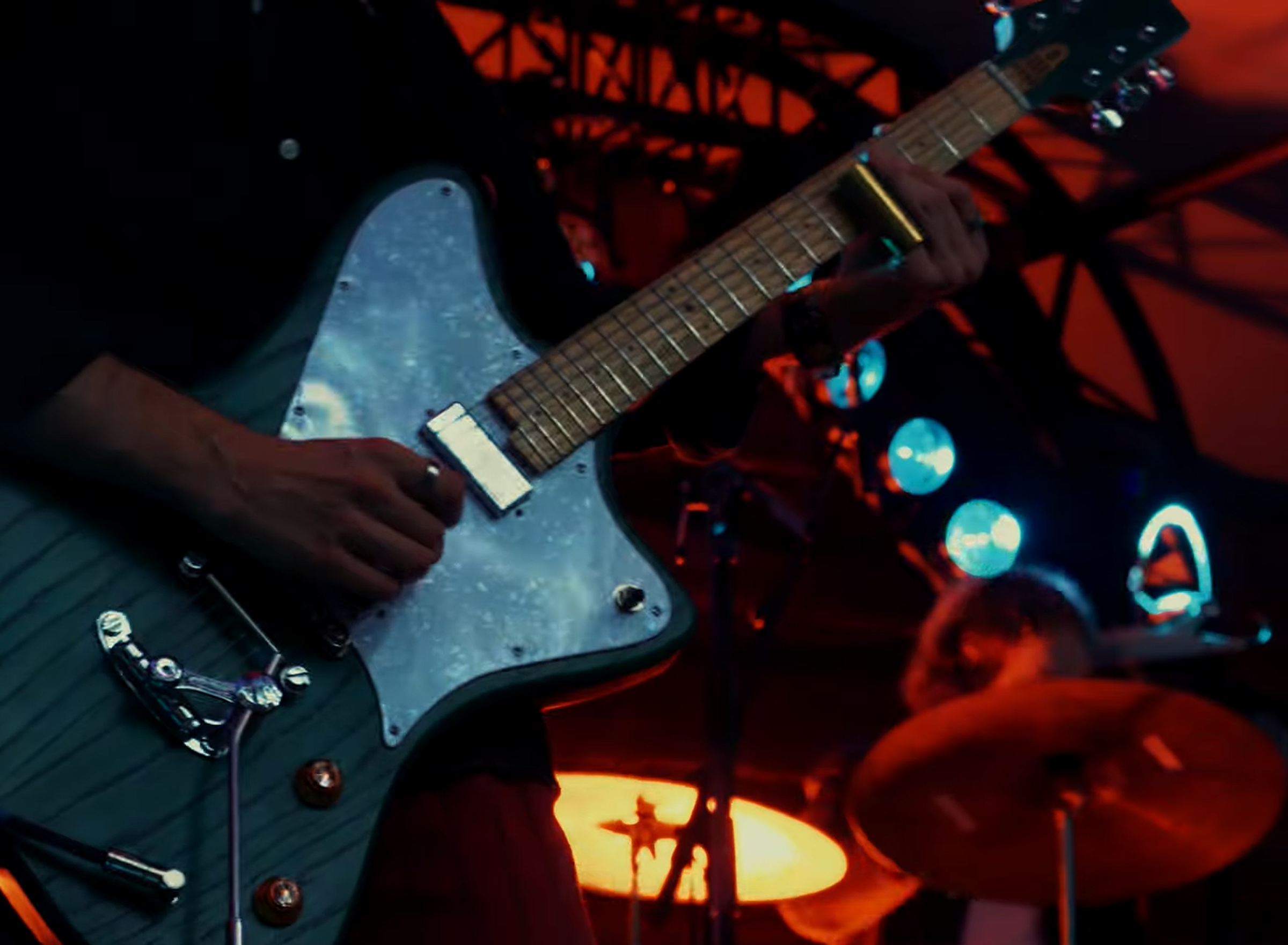 iemand die gitaar speelt