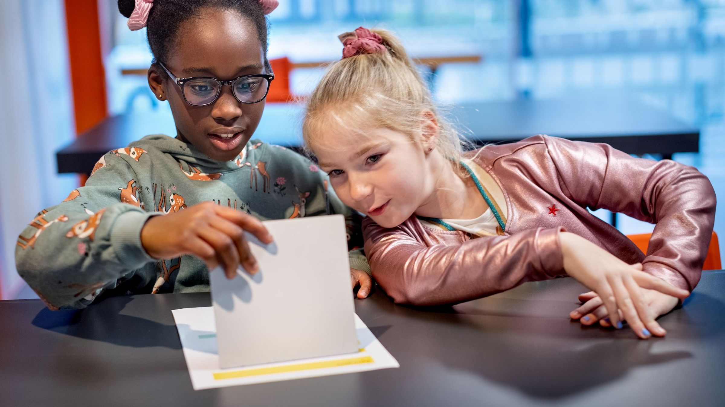 twee meisjes kijken nieuwsgierig