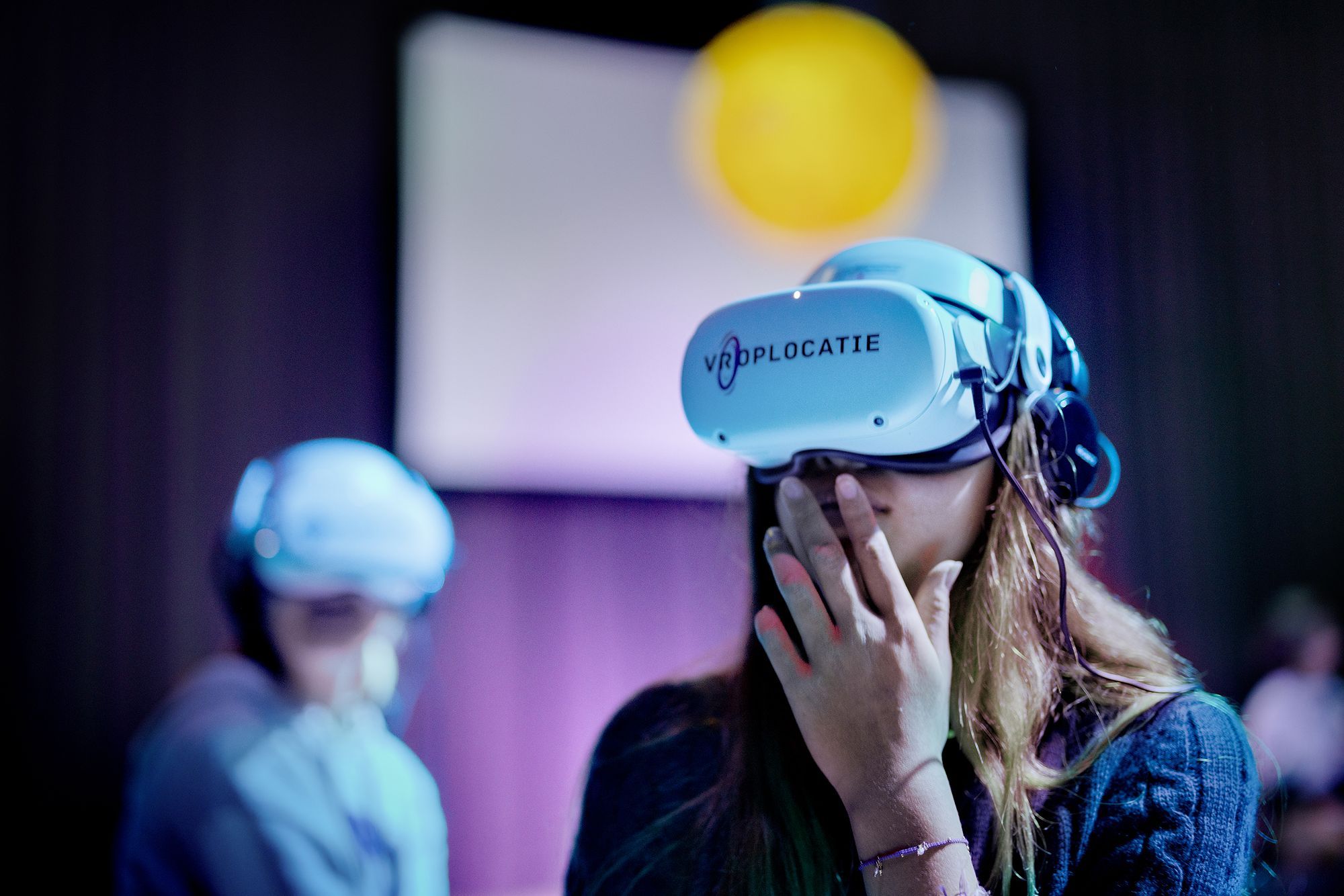 een jonge vrouw met een VR-bril op
