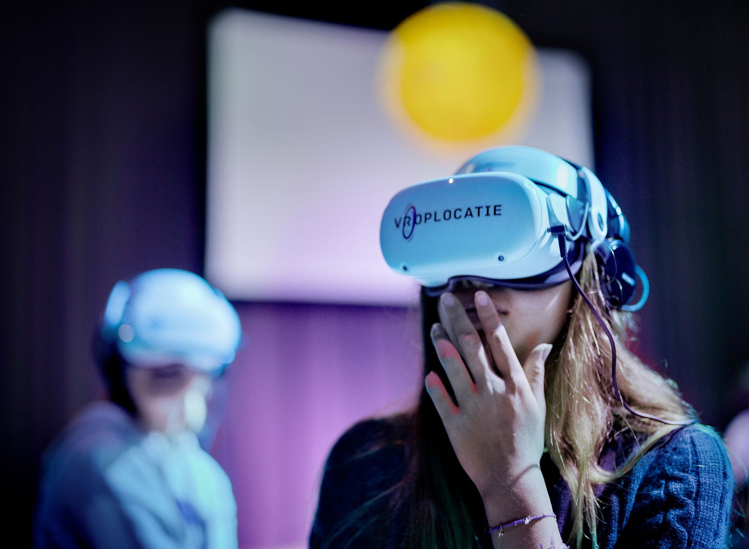 een jonge vrouw met een VR-bril op