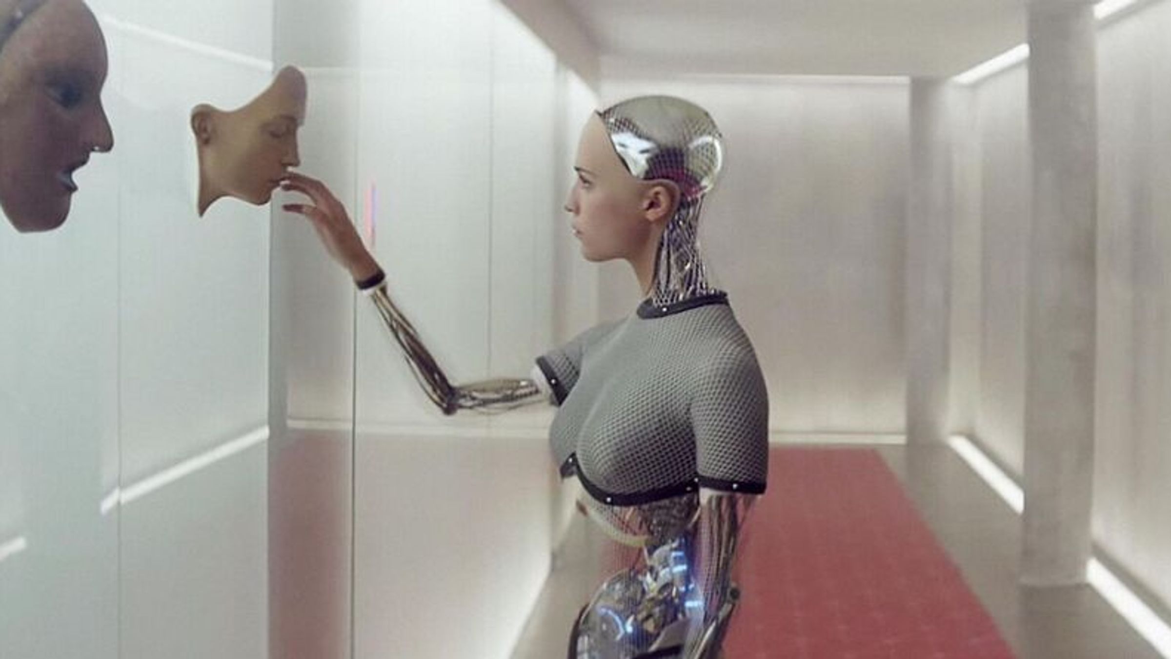 een robotvrouw raakt een menselijk masker aan